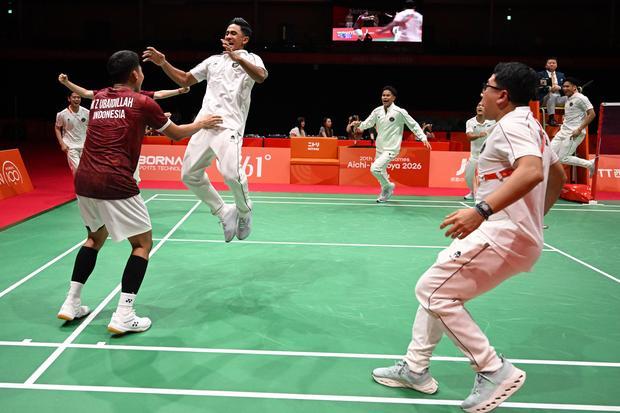 Sejumlah pebulu tangkis putra Indonesia mengerubungi rekan mereka, Moh. Zaki Ubaidillah (kiri) usai mengalahkan pebulu tangkis tunggal putra China Weng Hongyang pada final beregu Asian Games Aichi Nagoya 2026 di Ichinomiya City Municipal Gymnasium, Nagoya, Aichi, Jepang, Kamis (24/9/2026). Ubaidillah menang 2 gim langsung dengan skor 23-21, 21-13 sekaligus memastikan Indonesia meraih medali emas setelah unggul 3-2 dari keseluruhan lima pertandingan.