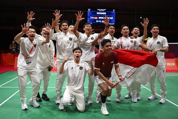 Sejumlah pebulu tangkis putra Indonesia mengerubungi rekan mereka, Moh. Zaki Ubaidillah (tengah) usai mengalahkan pebulu tangkis tunggal putra China Weng Hongyang pada final beregu Asian Games Aichi Nagoya 2026 di Ichinomiya City Municipal Gymnasium, Nagoya, Aichi, Jepang, Kamis (24/9/2026). Ubaidillah menang 2 gim langsung dengan skor 23-21, 21-13 sekaligus memastikan Indonesia meraih medali emas setelah unggul 3-2 dari keseluruhan lima pertandingan.