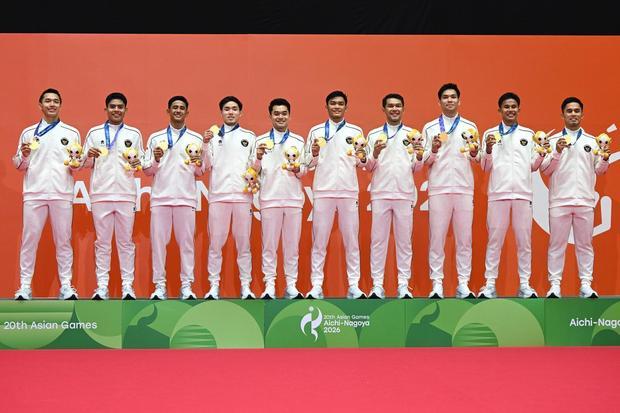 Sejumlah pebulu tangkis putra Indonesia berfoto dengan medali emas mereka setelah menang dalam final beregu Asian Games Aichi Nagoya 2026 di Ichinomiya City Municipal Gymnasium, Nagoya, Aichi, Jepang, Kamis (24/9/2026). Indonesia meraih medali emas setelah unggul 3-2 dari keseluruhan lima pertandingan.