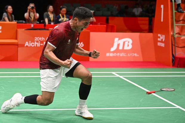 Pebulu tangkis tunggal putra Indonesia Moh. Zaki Ubaidillah bereaksi usai mengalahkan pebulu tangkis tunggal putra China Weng Hongyang pada final beregu Asian Games Aichi Nagoya 2026 di Ichinomiya City Municipal Gymnasium, Nagoya, Aichi, Jepang, Kamis (24/9/2026). Ubaidillah menang 2 gim langsung dengan skor 23-21, 21-13 sekaligus memastikan Indonesia meraih medali emas setelah unggul 3-2 dari keseluruhan lima pertandingan.