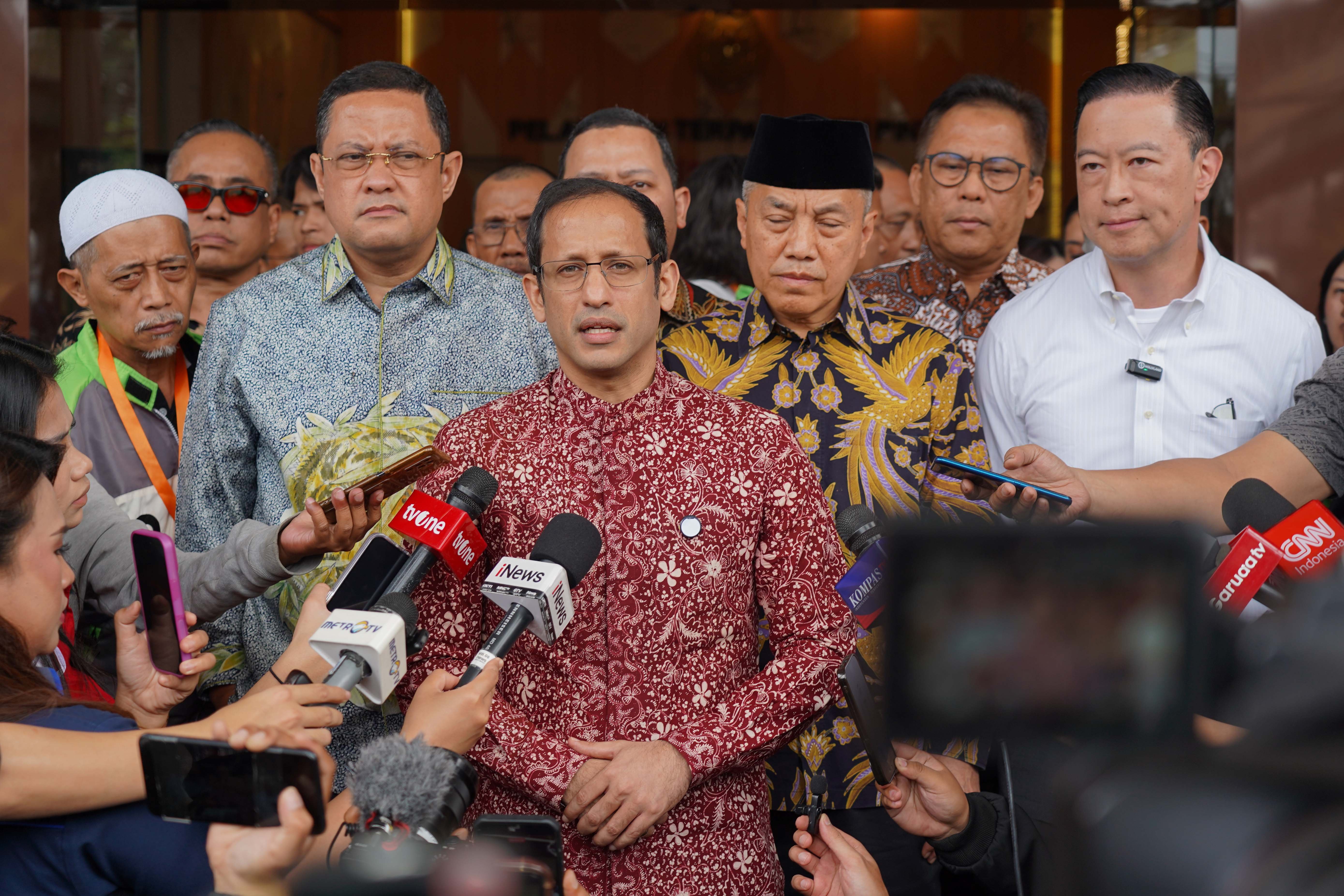 Terdakwa kasus dugaan korupsi pengadaan Chromebook dalam program digitalisasi pendidikan di Kemendikbudristek Nadiem Anwar Makarim (tengah) menyampaikan keterangan usai mengikuti sidang putusan banding di Pengadilan Tinggi DKI Jakarta, Kamis (24/9/2026). Majelis Hakim menjatuhkan vonis kepada Menteri Kemendikbudristek periode 2019-2024 Nadiem Anwar Makarim dengan hukuman sembilan tahun penjara dan denda sebesar Rp 548,76 miliar subsider enam tahun penjara.