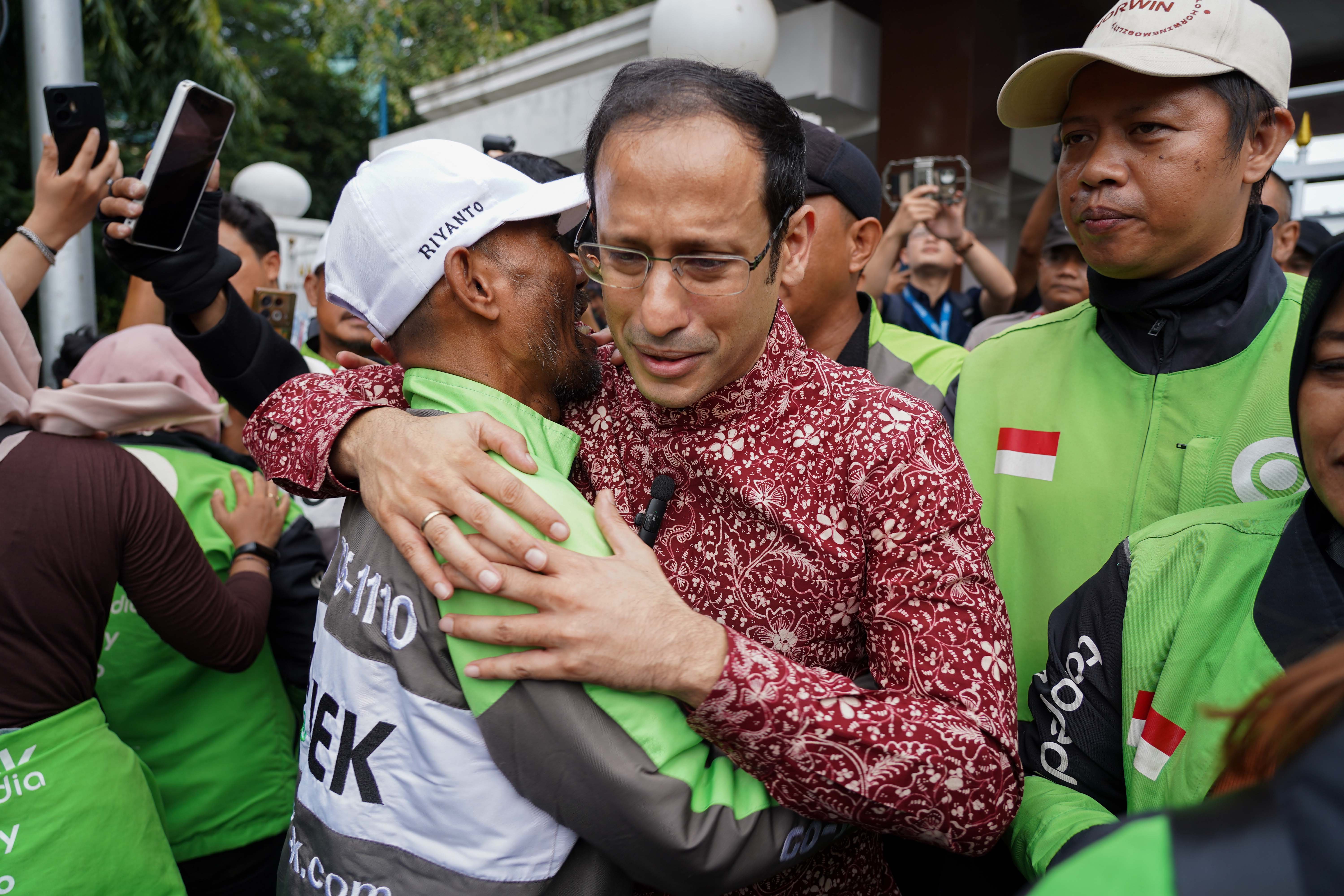 Sejumlah pengemudi ojek online memberikan dukungan kepada terdakwa kasus dugaan korupsi pengadaan Chromebook dalam program digitalisasi pendidikan di Kemendikbudristek Nadiem Anwar Makarim (kedua kanan) usai mengikuti sidang putusan banding di Pengadilan Tinggi DKI Jakarta, Kamis (24/9/2026). Majelis Hakim menjatuhkan vonis kepada Menteri Kemendikbudristek periode 2019-2024 Nadiem Anwar Makarim dengan hukuman sembilan tahun penjara dan denda sebesar Rp 548,76 miliar subsider enam tahun penjara.