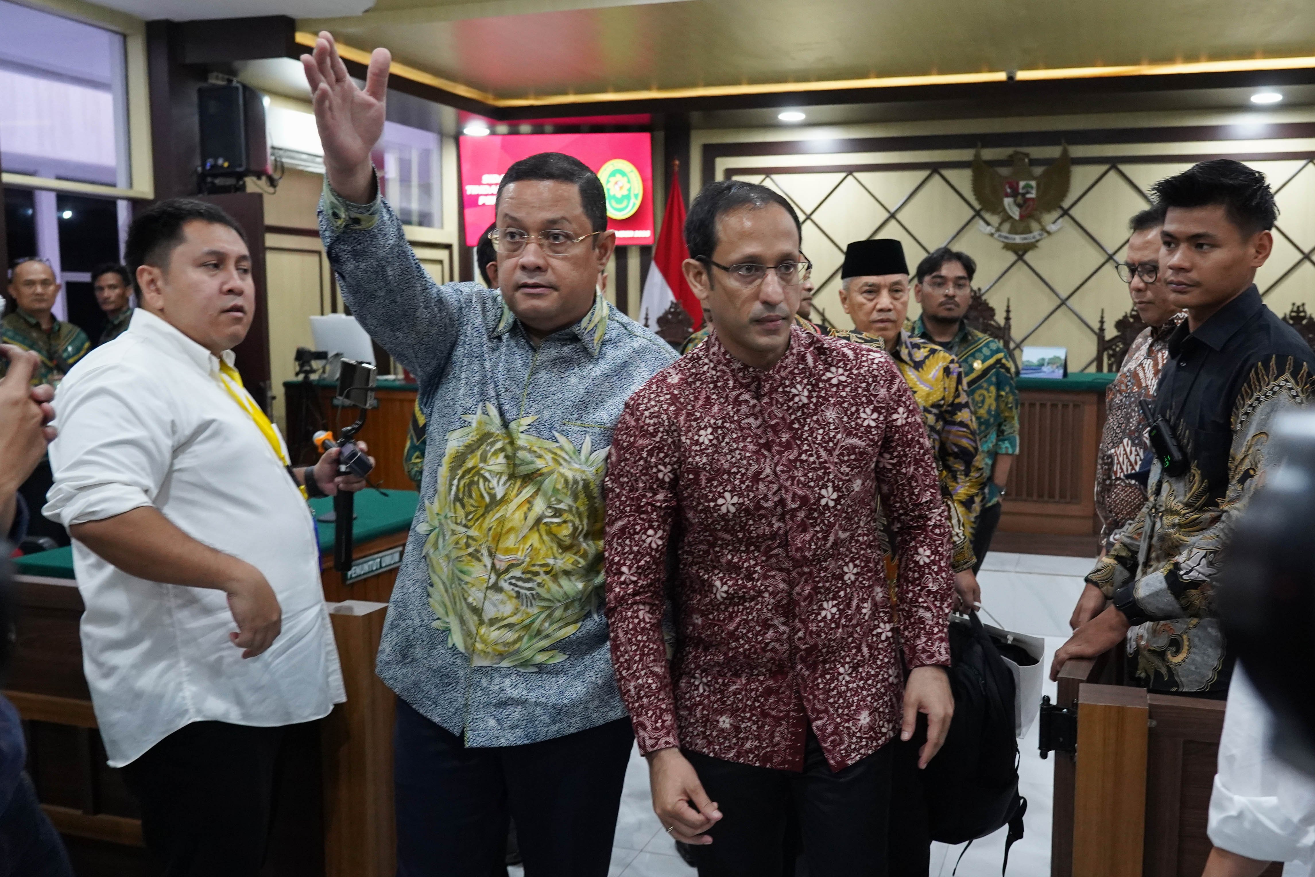 Terdakwa kasus dugaan korupsi pengadaan Chromebook dalam program digitalisasi pendidikan di Kemendikbudristek Nadiem Anwar Makarim (kanan) didampingi kuasa hukumnya usai mengikuti sidang putusan banding di Pengadilan Tinggi DKI Jakarta, Kamis (24/9/2026). Majelis Hakim menjatuhkan vonis kepada Menteri Kemendikbudristek periode 2019-2024 Nadiem Anwar Makarim dengan hukuman sembilan tahun penjara dan denda sebesar Rp 548,76 miliar subsider enam tahun penjara.