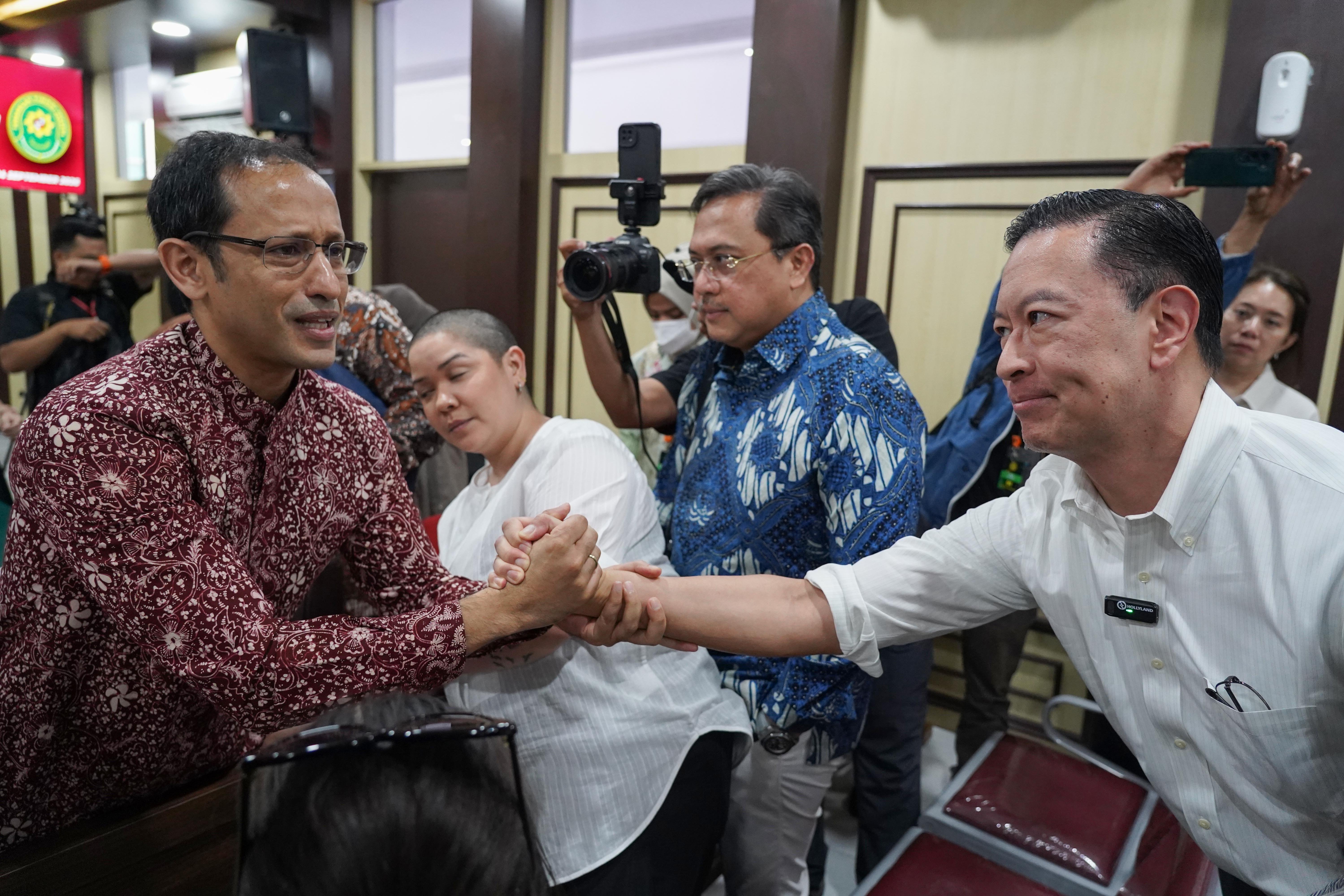 Mantan Menteri Perdagangan Thomas Trikasih Lembong (kanan) memberikan dukungan kepada Terdakwa kasus dugaan korupsi pengadaan Chromebook dalam program digitalisasi pendidikan di Kemendikbudristek Nadiem Anwar Makarim yang menjalani sidang putusan banding di Pengadilan Tinggi DKI Jakarta, Kamis (24/9/2026). Majelis Hakim menjatuhkan vonis Menteri Kemendikbudristek periode 2019-2024 itu dengan hukuman sembilan tahun penjara dan denda sebesar Rp 548,76 miliar subsider enam tahun penjara.