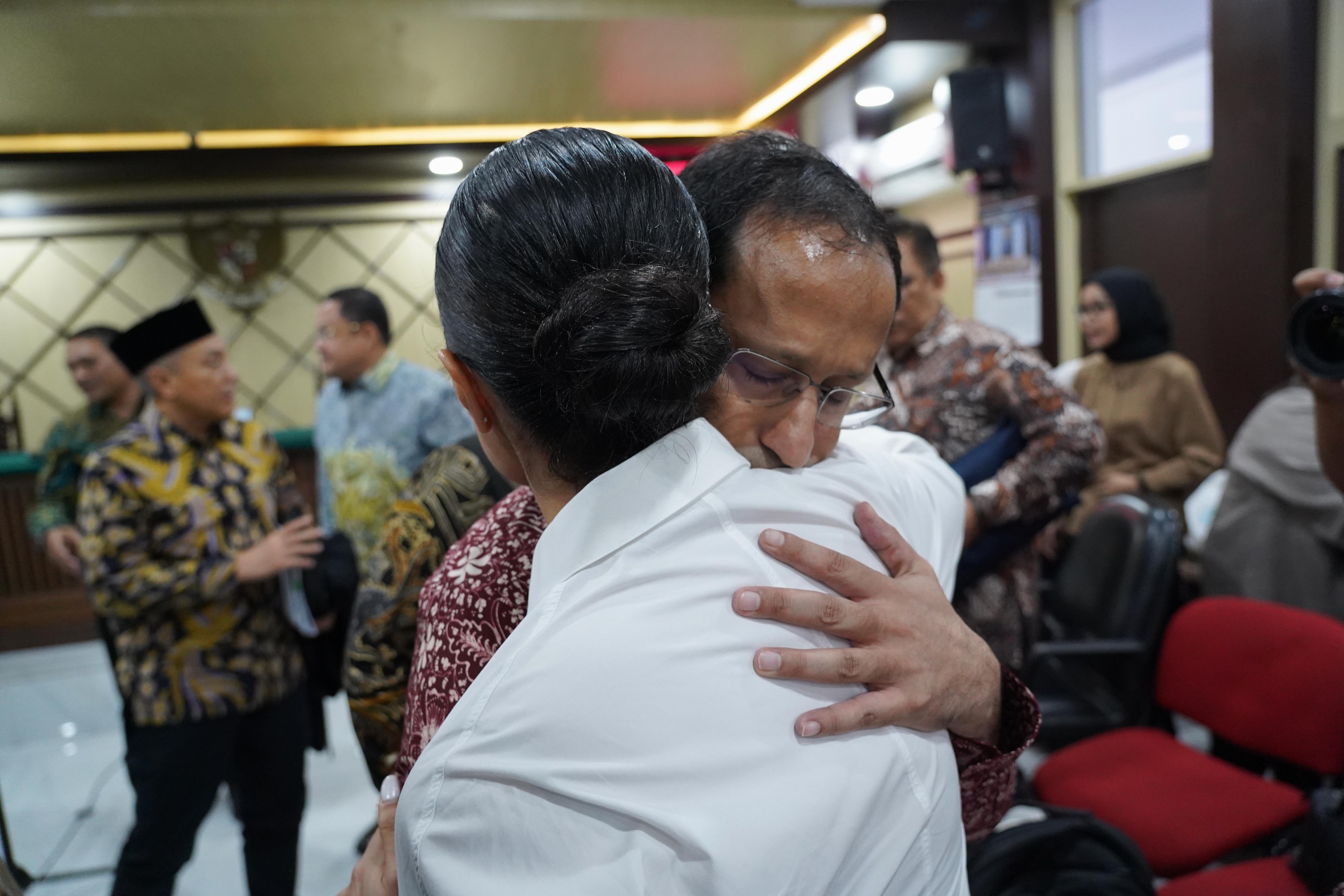 Terdakwa kasus dugaan korupsi pengadaan Chromebook dalam program digitalisasi pendidikan di Kemendikbudristek Nadiem Anwar Makarim memeluk istrinya usai mengikuti sidang putusan banding di Pengadilan Tinggi DKI Jakarta, Kamis (24/9/2026). Majelis Hakim menjatuhkan vonis kepada Menteri Kemendikbudristek periode 2019-2024 Nadiem Anwar Makarim dengan hukuman sembilan tahun penjara dan denda sebesar Rp 548,76 miliar subsider enam tahun penjara.