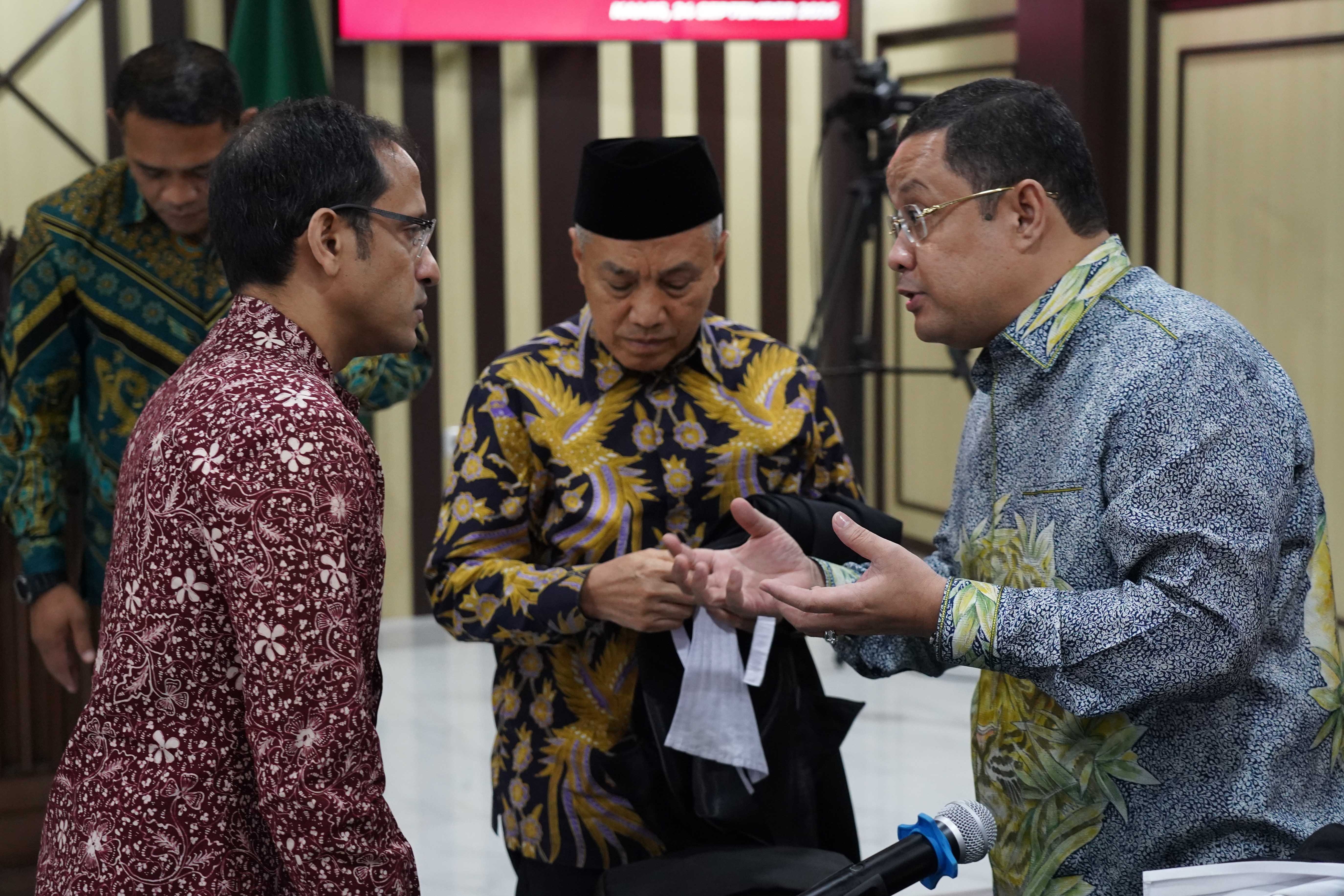 Terdakwa kasus dugaan korupsi pengadaan Chromebook dalam program digitalisasi pendidikan di Kemendikbudristek Nadiem Anwar Makarim (kiri) berdiskusi dengan kuasa hukumnya usai mengikuti sidang putusan banding di Pengadilan Tinggi DKI Jakarta, Kamis (24/9/2026). Majelis Hakim menjatuhkan vonis kepada Menteri Kemendikbudristek periode 2019-2024 Nadiem Anwar Makarim dengan hukuman sembilan tahun penjara dan denda sebesar Rp 548,76 miliar subsider enam tahun penjara.