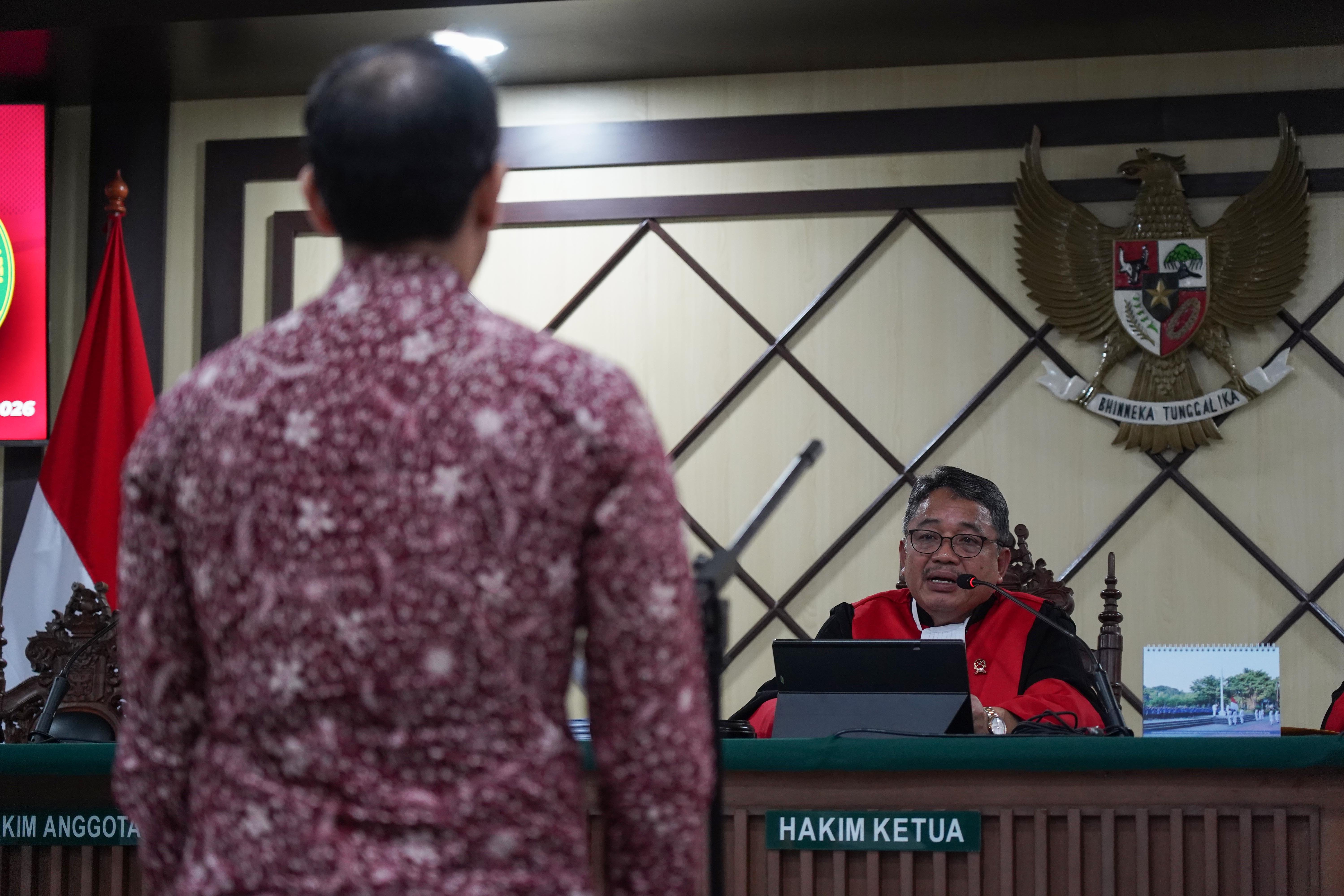 Majelis Hakim Pengadilan Tinggi DKI Jakarta (kanan) membacakan putusan banding Terdakwa kasus dugaan korupsi pengadaan Chromebook dalam program digitalisasi pendidikan di Kemendikbudristek Nadiem Anwar Makarim di Jakarta, Kamis (24/9/2026). Majelis Hakim menjatuhkan vonis kepada Menteri Kemendikbudristek periode 2019-2024 Nadiem Anwar Makarim dengan hukuman sembilan tahun penjara dan denda sebesar Rp 548,76 miliar subsider enam tahun penjara.