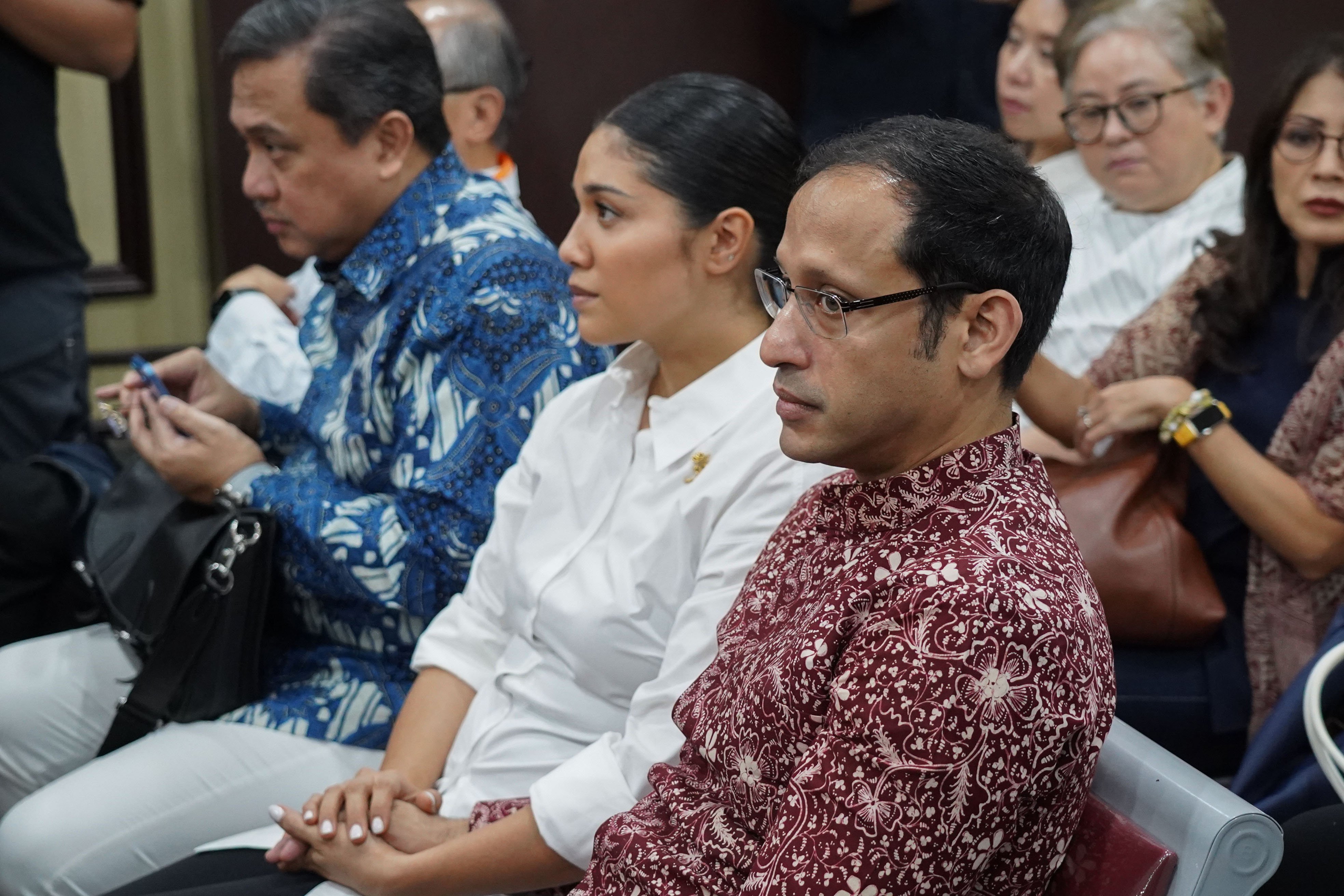 Terdakwa kasus dugaan korupsi pengadaan Chromebook dalam program digitalisasi pendidikan di Kemendikbudristek Nadiem Anwar Makarim (kanan) didampingi istrinya Franka Franklin (tengah) sebelum mengikuti sidang putusan banding di Pengadilan Tinggi DKI Jakarta, Kamis (24/9/2026). Majelis Hakim menjatuhkan vonis kepada Menteri Kemendikbudristek periode 2019-2024 Nadiem Anwar Makarim dengan hukuman sembilan tahun penjara dan denda sebesar Rp 548,76 miliar subsider enam tahun penjara.