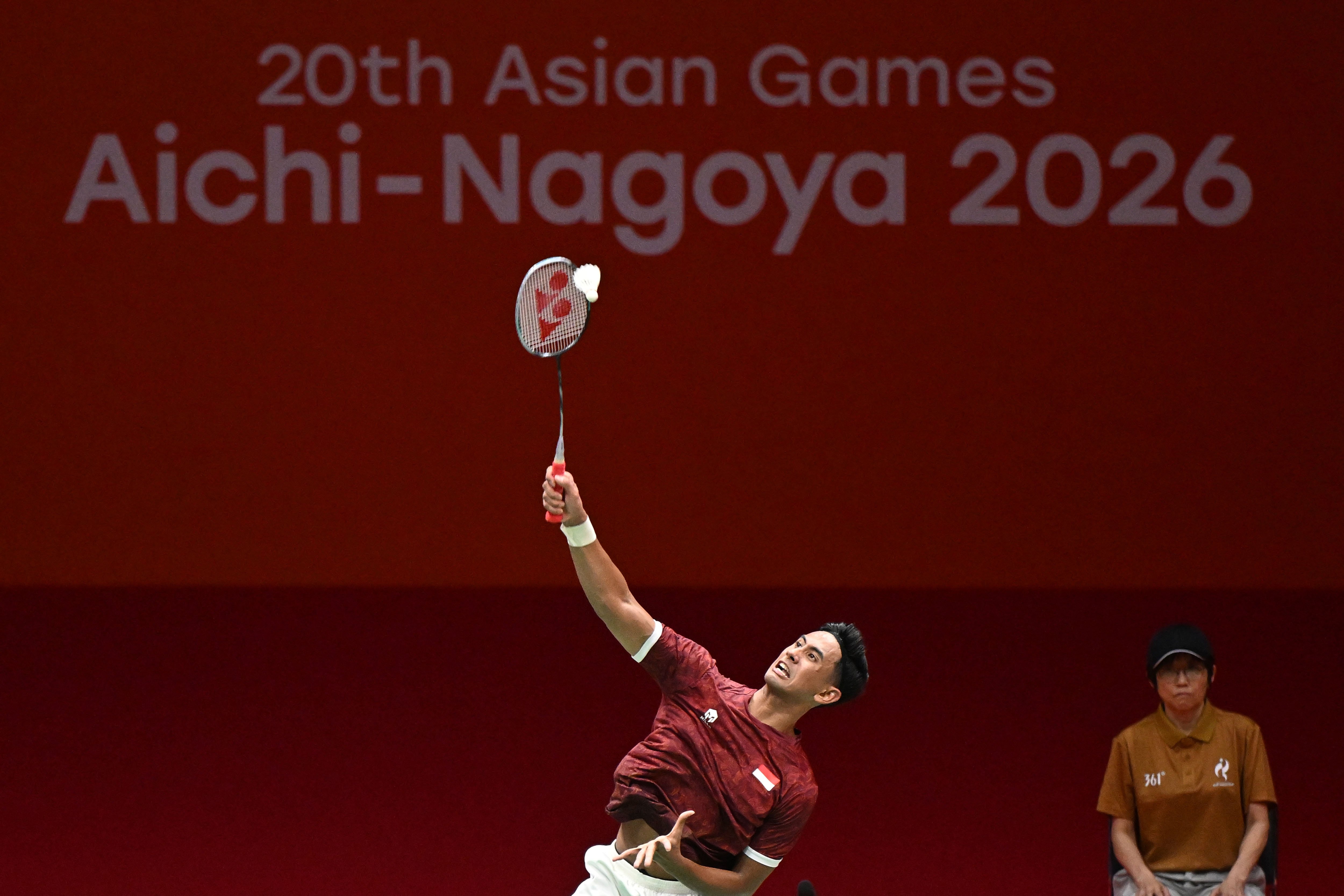 Pebulu tangkis tunggal putra Indonesia Alwi Farhan mengembalikan kok ke arah pebulu tangkis putra Malaysia Justin Hoh pada babak perempat final beregu Asian Games Aichi Nagoya 2026 di Ichinomiya City Municipal Gymnasium, Nagoya, Aichi, Jepang, Selasa (22/9/2026). Bulu tangkis beregu putra Indonesia melaju ke babak semifinal usai menang atas Malaysia dengan skor 3-2. 