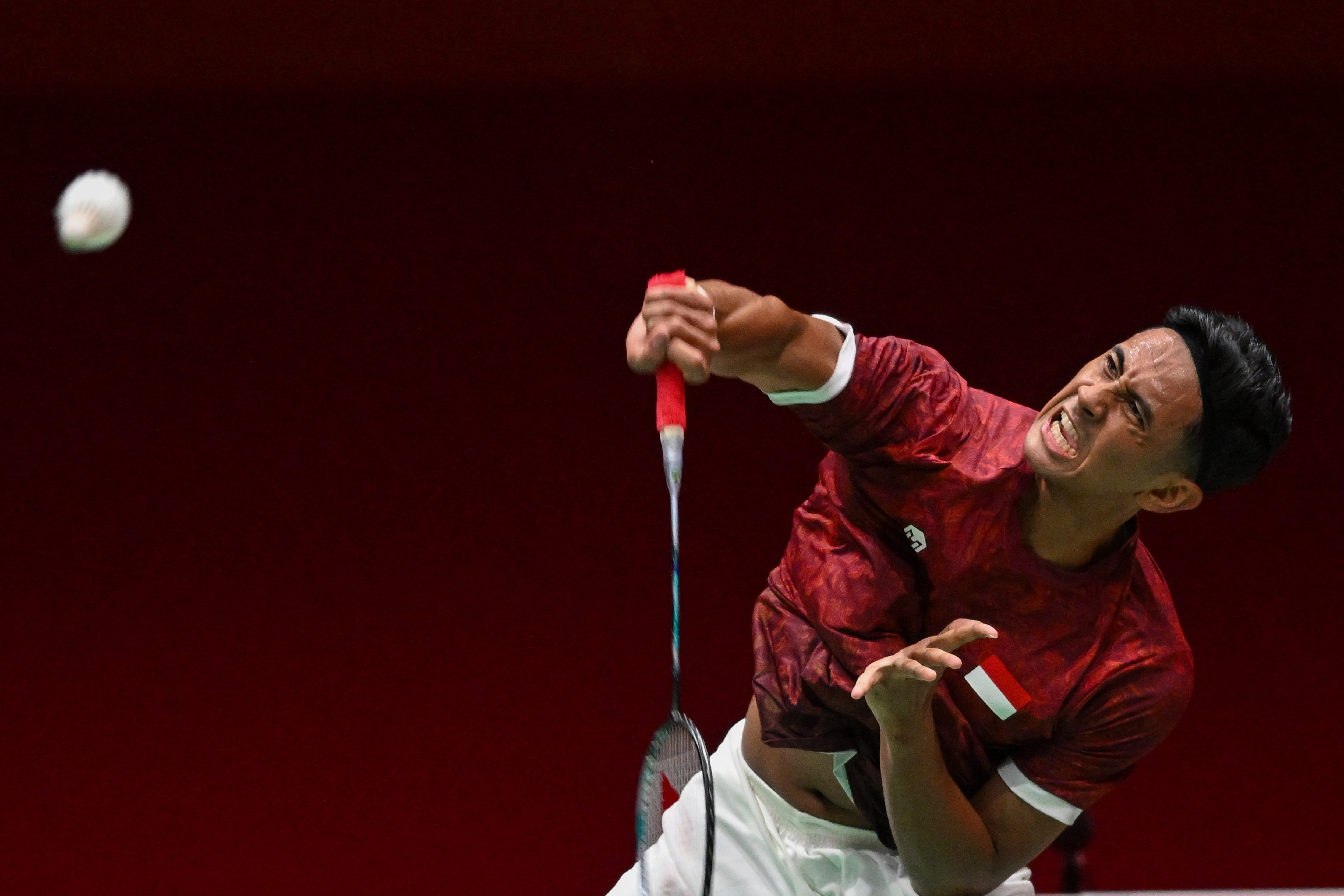 Pebulu tangkis tunggal putra Indonesia Alwi Farhan melakukan smes ke arah pebulu tangkis putra China Li Shi Feng pada final beregu Asian Games Aichi Nagoya 2026 di Ichinomiya City Municipal Gymnasium, Nagoya, Aichi, Jepang, Kamis (24/9/2026). Alwi Farhan menang dalam tiga gim dengan skor 23-21,15-21 dan 21-16.