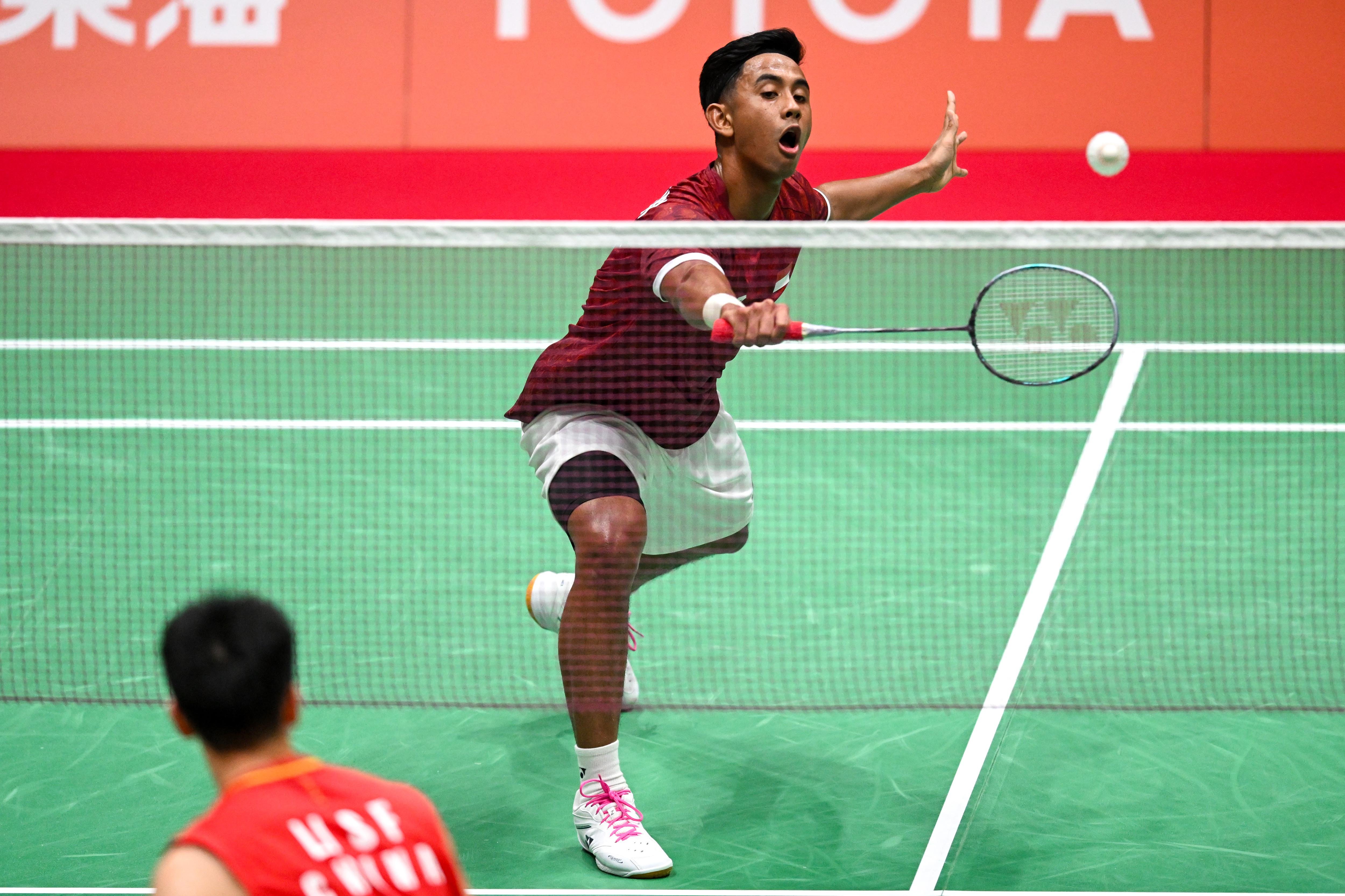Pebulu tangkis tunggal putra Indonesia Alwi Farhan mengembalikan kok ke arah pebulu tangkis putra China Li Shi Feng pada final beregu Asian Games Aichi Nagoya 2026 di Ichinomiya City Municipal Gymnasium, Nagoya, Aichi, Jepang, Kamis (24/9/2026). Alwi Farhan menang dalam tiga gim dengan skor 23-21,15-21 dan 21-16. 