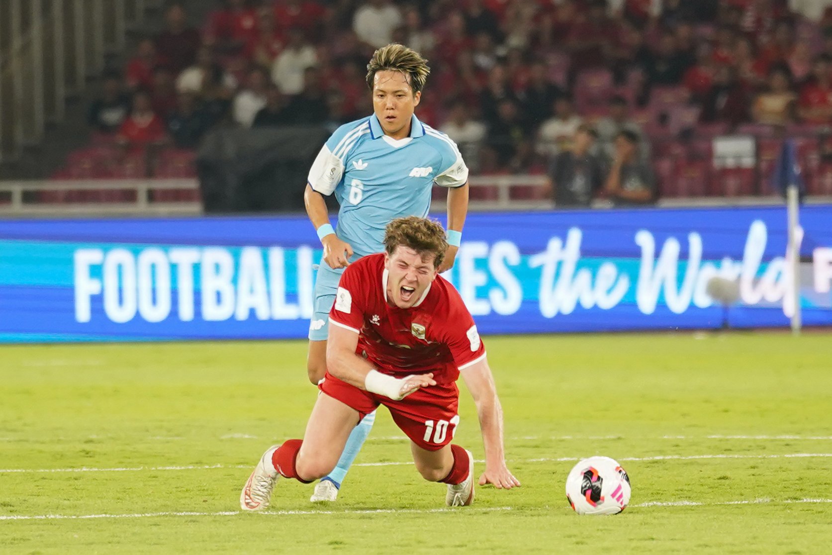 Pesepak bola Timnas Indonesia Ole Romeny (depan) dilanggar oleh pesepak bola Timnas Singapura Shah Shahiran saat bertanding pada FIFA ASEAN Cup 2026 di Stadion Utama Gelora Bung Karno, Jakarta, Jumat (25/9/2026). Pertandingan tersebut dimenangkan oleh Timnas Indonesia dengan skor 2-0 dengan golnya masing-masing dicetak oleh Ragnar Oratmangoen (13\') dan Ole Romeny (74\'). 