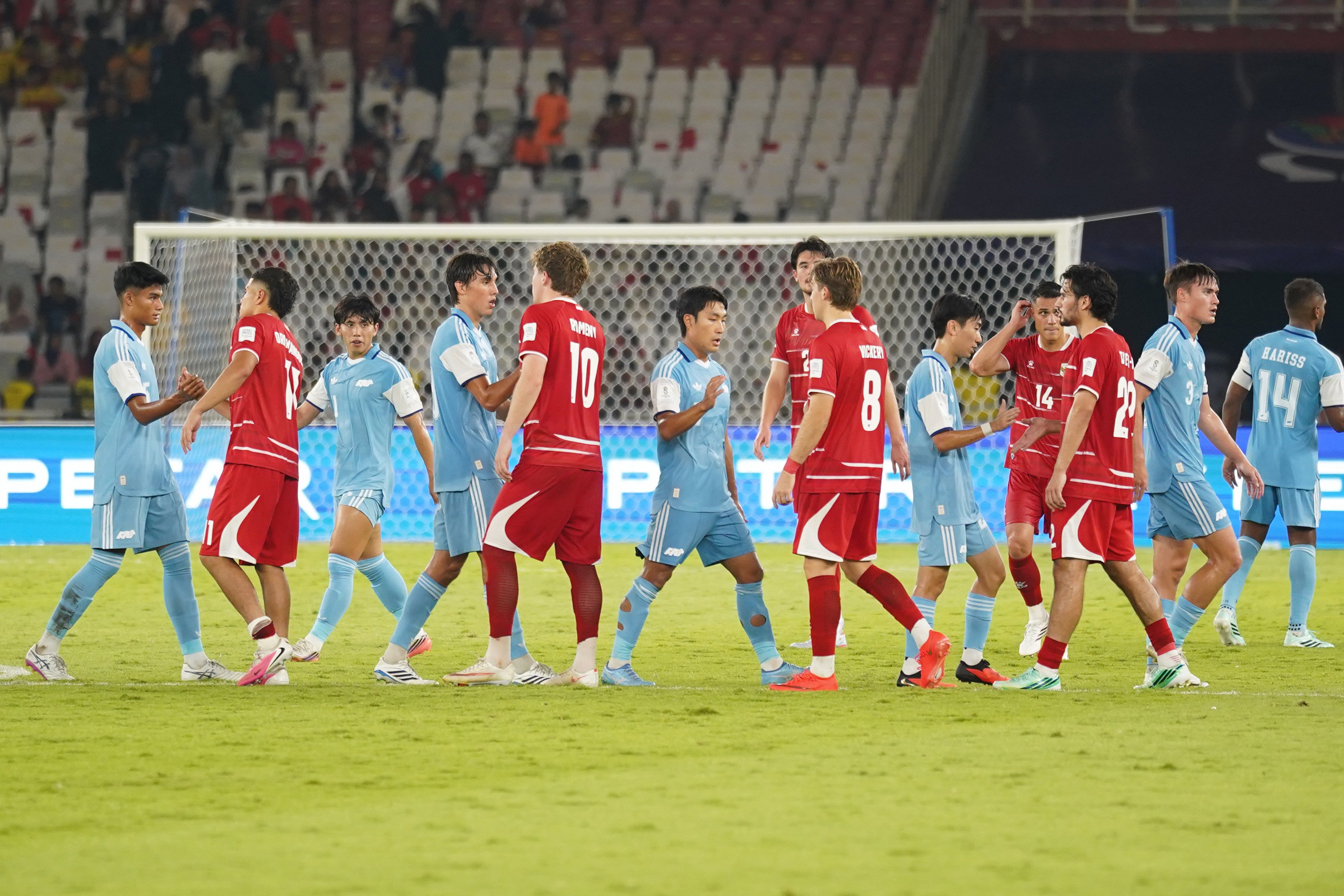 Sejumlah pesepak bola Timnas Indonesia berjabat tangan dengan pesepak bola Timnas Singapura setelah bertanding pada FIFA ASEAN Cup 2026 di Stadion Utama Gelora Bung Karno, Jakarta, Jumat (25/9/2026). Pertandingan tersebut dimenangkan oleh Timnas Indonesia dengan skor 2-0 dengan golnya masing-masing dicetak oleh Ragnar Oratmangoen (13\') dan Ole Romeny (74\'). 