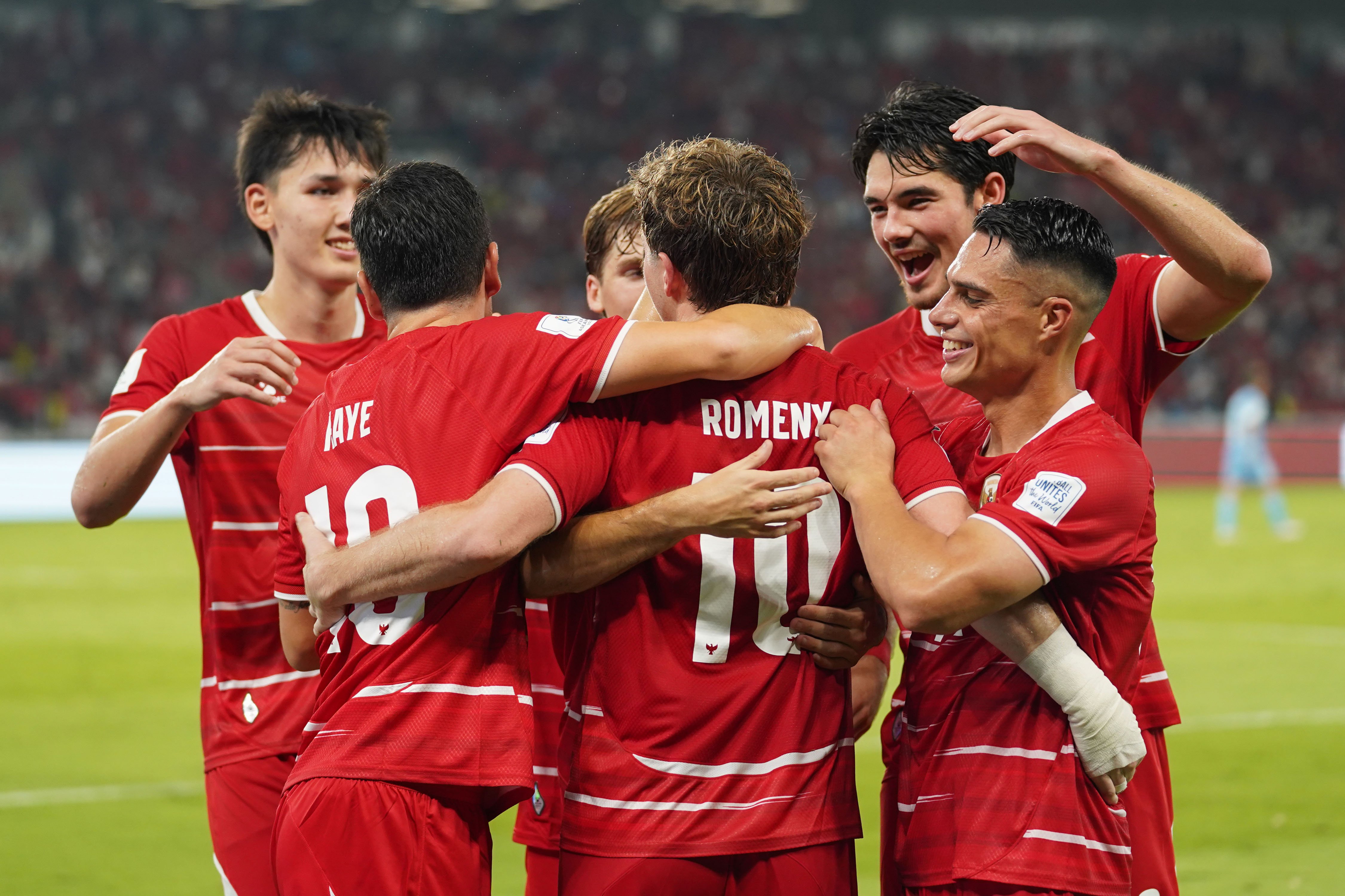 Pesepak bola Timnas Indonesia Ole Romeny (tengah) berselebrasi bersama sejumlah pemain Timnas Indonesia setelah berhasil mencetak gol ke gawang Timnas Singapura pada FIFA ASEAN Cup 2026 di Stadion Utama Gelora Bung Karno, Jakarta, Jumat (25/9/2026). Pertandingan tersebut dimenangkan oleh Timnas Indonesia dengan skor 2-0 dengan golnya masing-masing dicetak oleh Ragnar Oratmangoen (13\') dan Ole Romeny (74\'). 