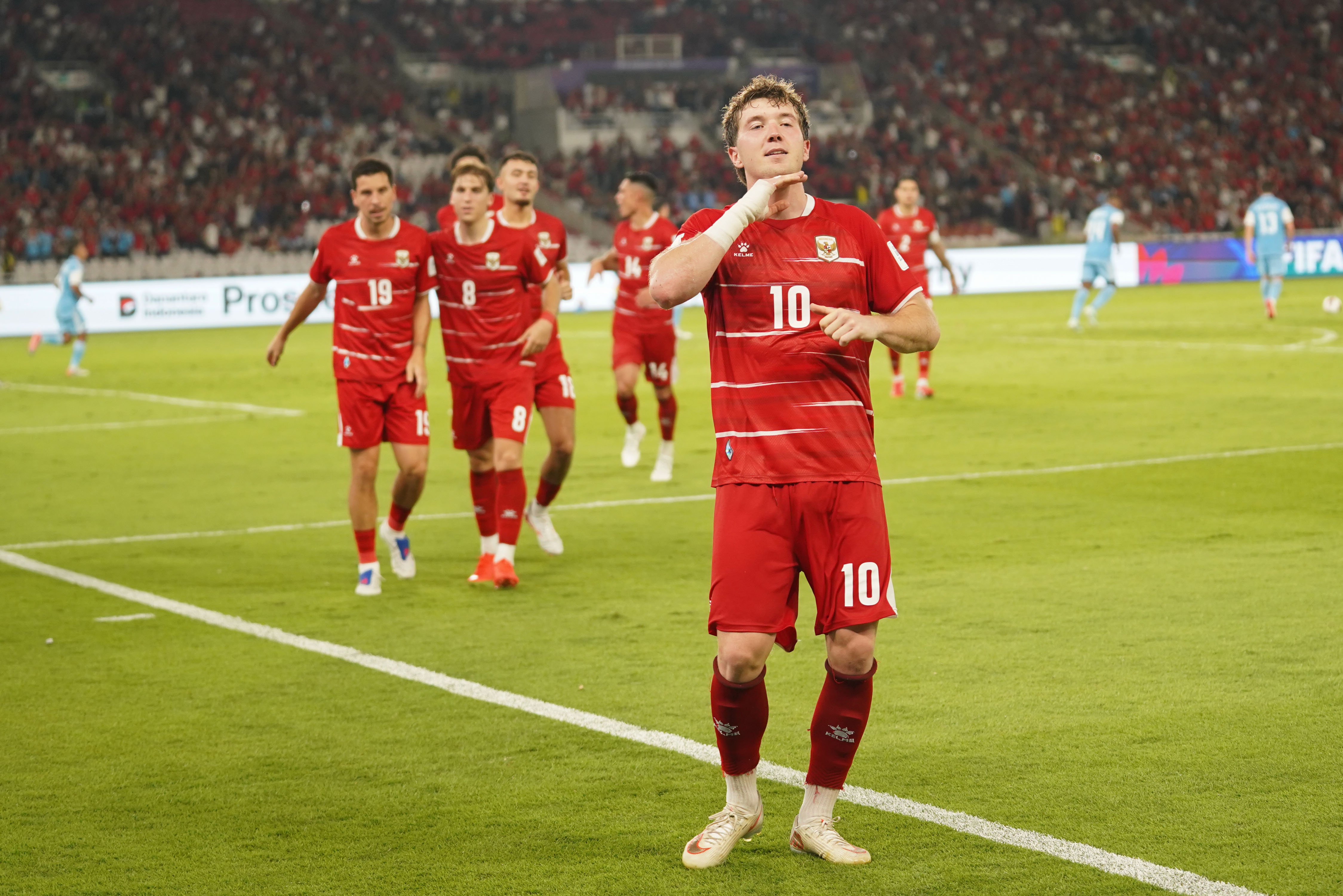 Pesepak bola Timnas Indonesia Ole Romeny berselebrasi setelah berhasil mencetak gol ke gawang Timnas Singapura pada FIFA ASEAN Cup 2026 di Stadion Utama Gelora Bung Karno, Jakarta, Jumat (25/9/2026). Pertandingan tersebut dimenangkan oleh Timnas Indonesia dengan skor 2-0 dengan golnya masing-masing dicetak oleh Ragnar Oratmangoen (13\') dan Ole Romeny (74\'). 