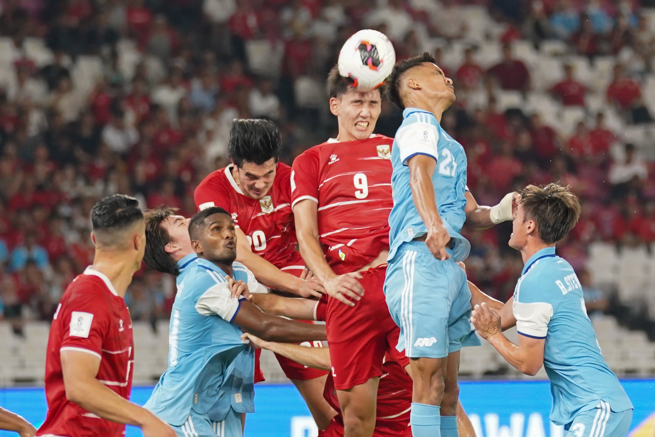 Pesepak bola Timnas Indonesia Mitchell Baker (ketiga kanan) berebut bola dengan sejumlah pesepak bola Timnas Singapura saat bertanding pada FIFA ASEAN Cup 2026 di Stadion Utama Gelora Bung Karno, Jakarta, Jumat (25/9/2026). Pertandingan tersebut dimenangkan oleh Timnas Indonesia dengan skor 2-0 dengan golnya masing-masing dicetak oleh Ragnar Oratmangoen (13\') dan Ole Romeny (74\'). 