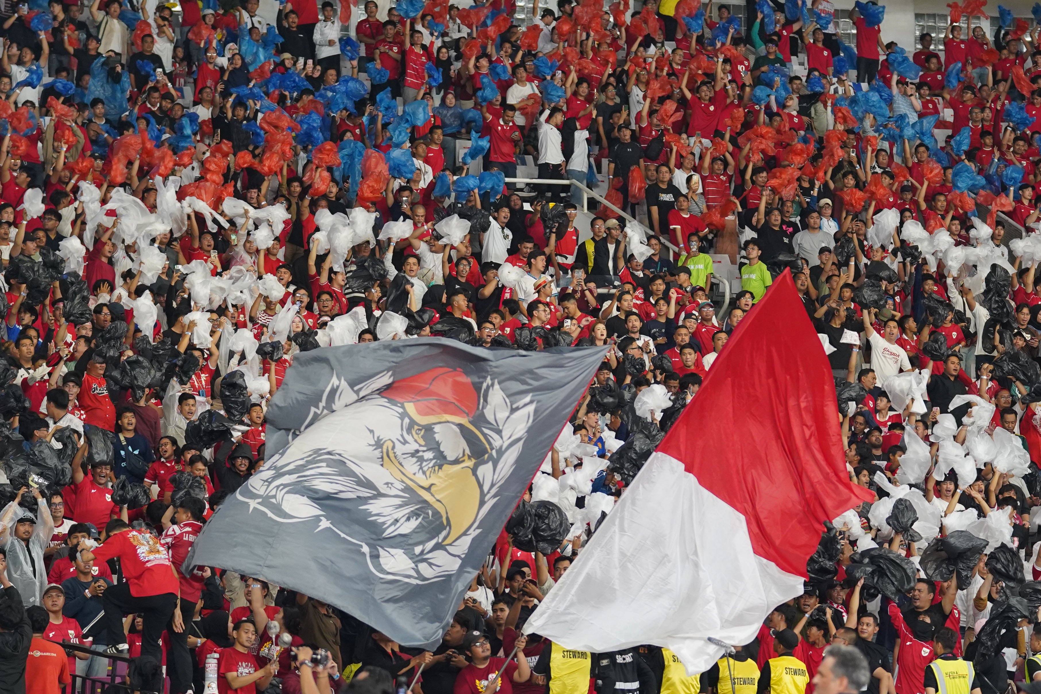 Suporter memberikan dukungan kepada Timnas Indonesia yang bertanding melawan Timnas Singapura pada FIFA ASEAN Cup 2026 di Stadion Utama Gelora Bung Karno, Jakarta, Jumat (25/9/2026). Pertandingan tersebut dimenangkan oleh Timnas Indonesia dengan skor 2-0 dengan golnya masing-masing dicetak oleh Ragnar Oratmangoen (13\') dan Ole Romeny (74\'). 
