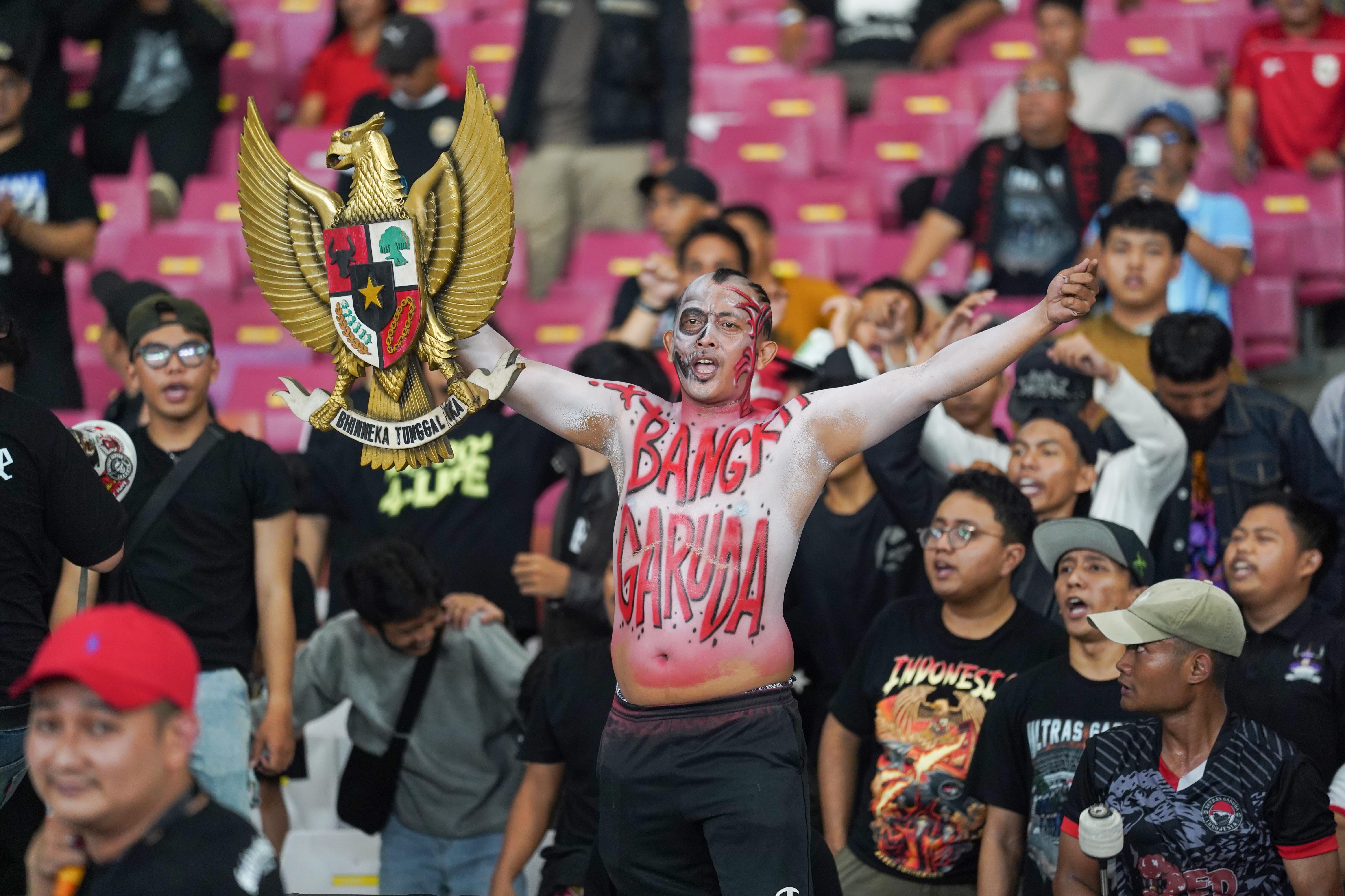 Suporter memberikan dukungan kepada Timnas Indonesia yang bertanding melawan Timnas Singapura pada FIFA ASEAN Cup 2026 di Stadion Utama Gelora Bung Karno, Jakarta, Jumat (25/9/2026). Pertandingan tersebut dimenangkan oleh Timnas Indonesia dengan skor 2-0 dengan golnya masing-masing dicetak oleh Ragnar Oratmangoen (13\') dan Ole Romeny (74\'). 