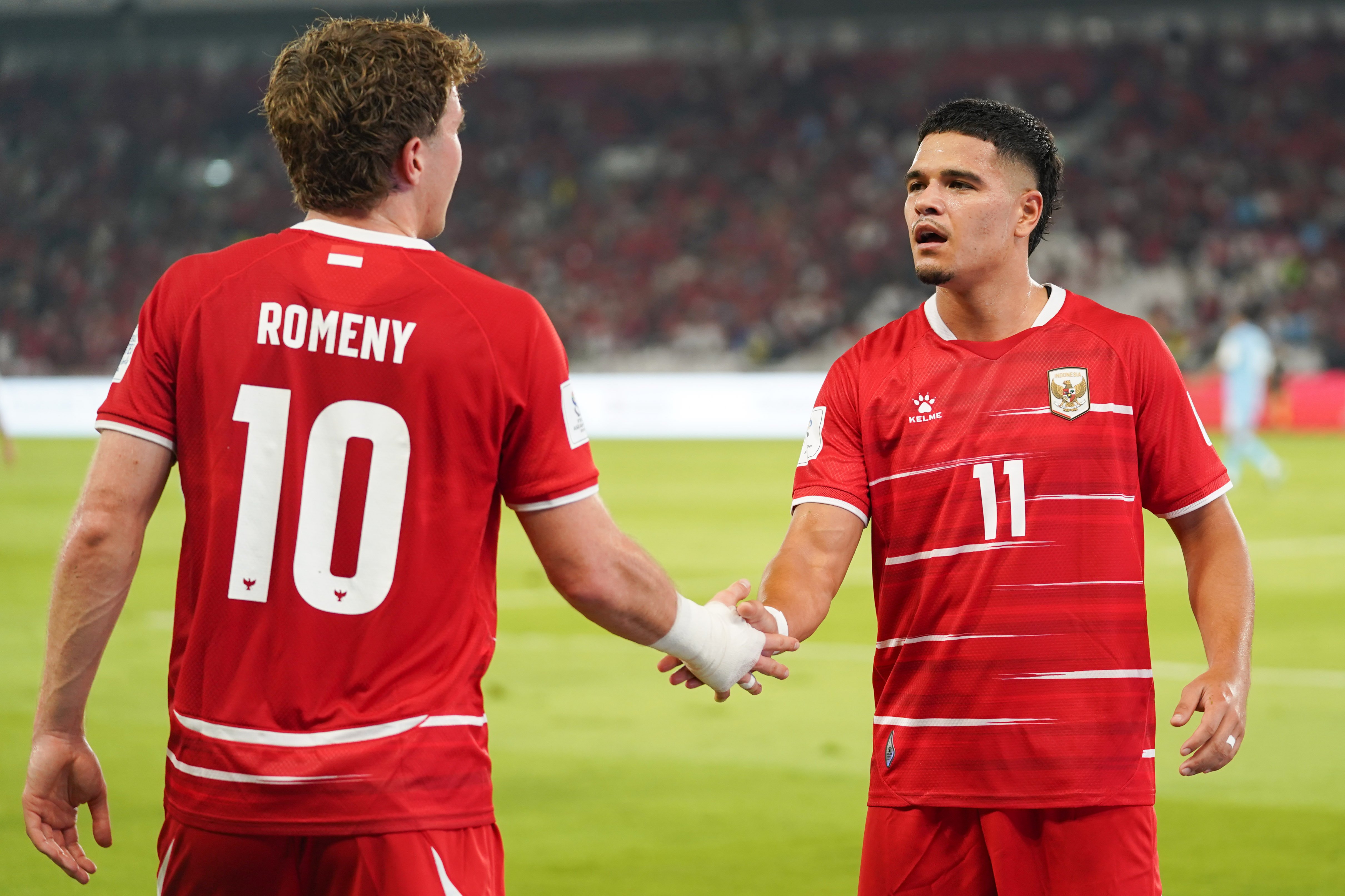 Pesepak bola Timnas Indonesia Ragnar Oratmangoen (kanan) bersalaman dengan rekannya Ole Romeny usai mencetak gol ke gawang Timnas Singapura pada FIFA ASEAN Cup 2026 di Stadion Utama Gelora Bung Karno, Jakarta, Jumat (25/9/2026). Pertandingan tersebut dimenangkan oleh Timnas Indonesia dengan skor 2-0 dengan golnya masing-masing dicetak oleh Ragnar Oratmangoen (13\') dan Ole Romeny (74\'). 
