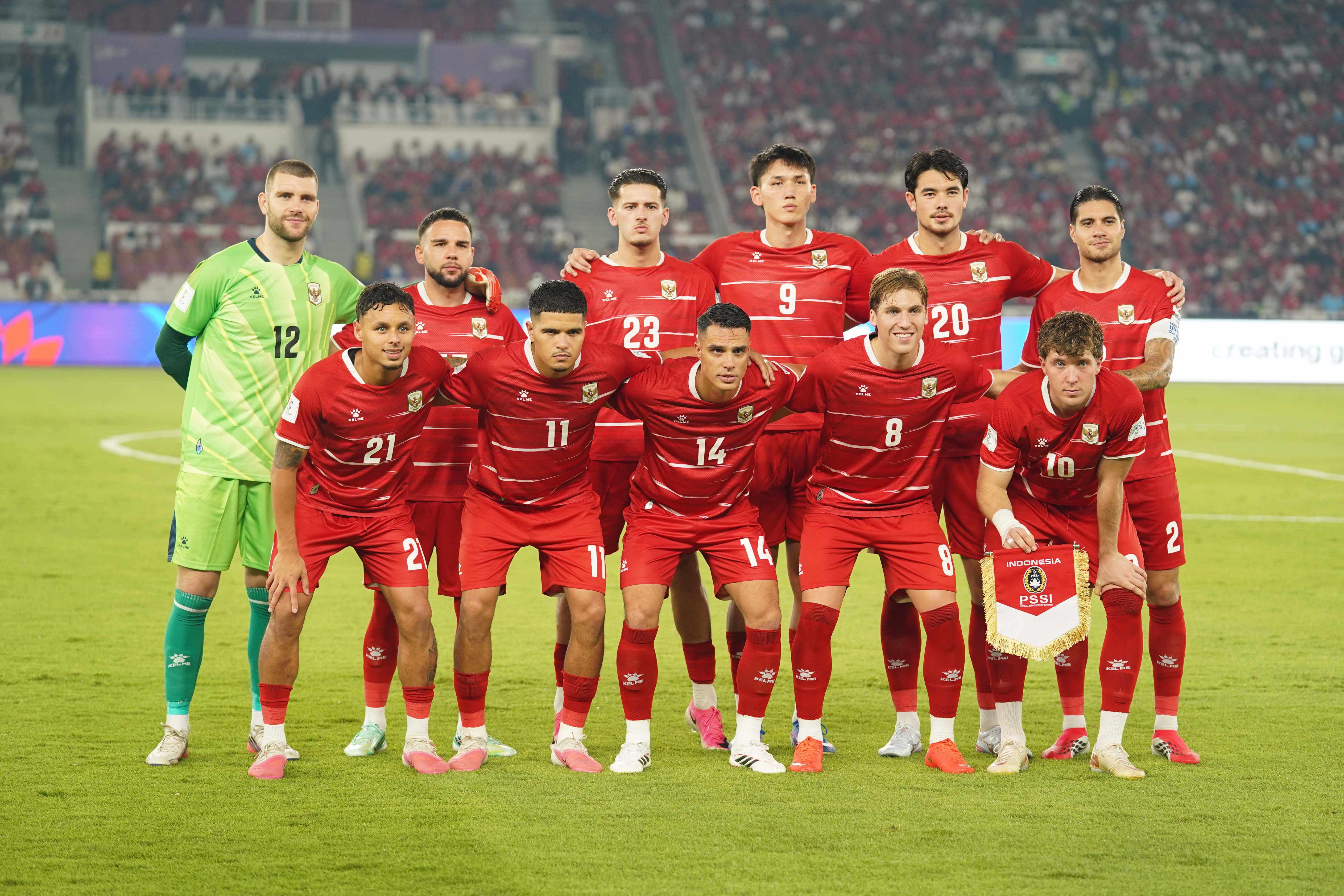 Pesepak bola Timnas Indonesia berfoto bersama sebelum bertanding melawan Timnas Singapura pada FIFA ASEAN Cup 2026 di Stadion Utama Gelora Bung Karno, Jakarta, Jumat (25/9/2026). Pertandingan tersebut dimenangkan oleh Timnas Indonesia dengan skor 2-0 dengan golnya masing-masing dicetak oleh Ragnar Oratmangoen (13\') dan Ole Romeny (74\'). 