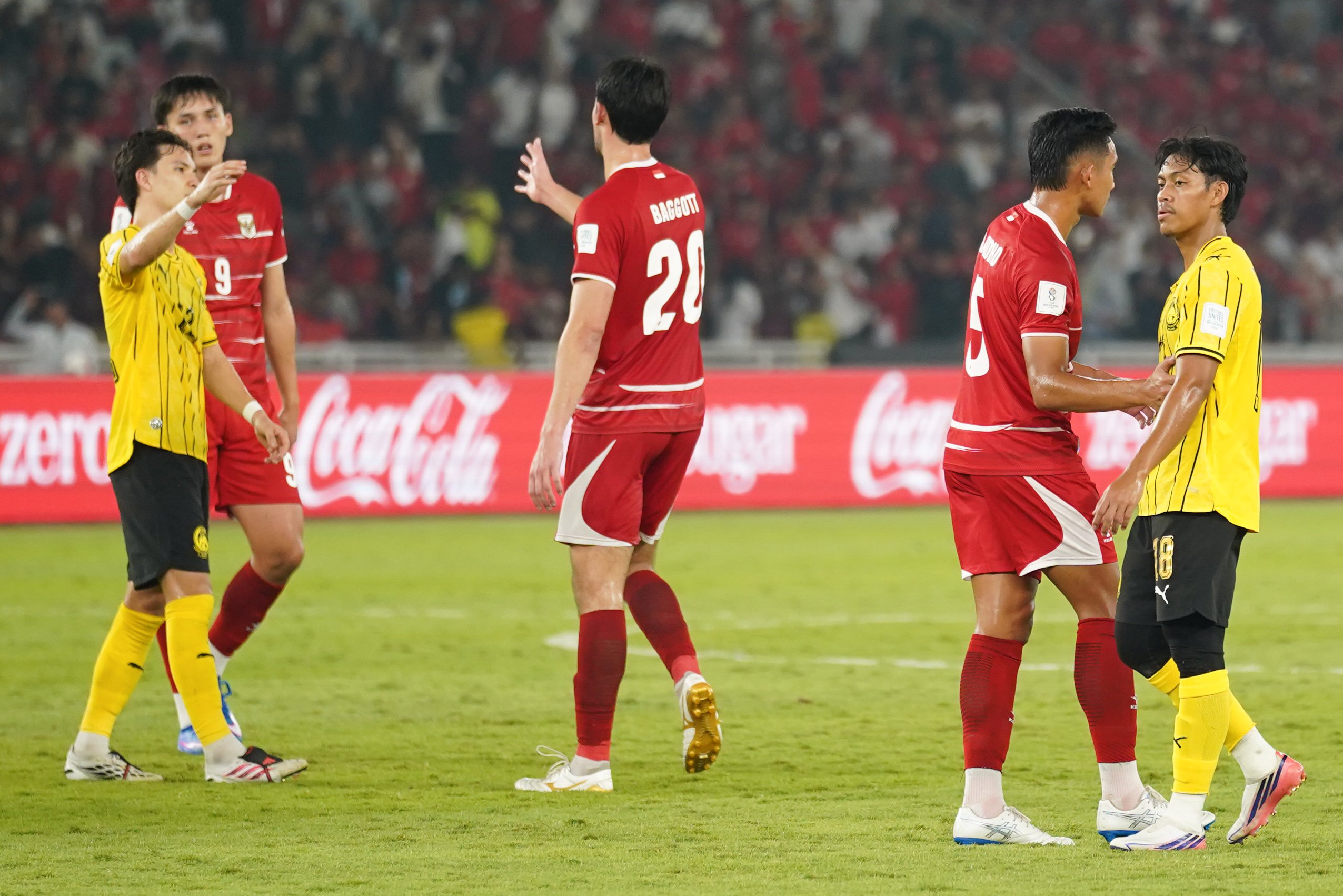 Pesepak bola Timnas Indonesia Rizky Ridho (kedua kanan), Elkan Baggott (tengah) dan Mitchell Baker (kedua kiri) menyalami pesepak bola Timnas Malaysia usai bertanding pada FIFA ASEAN Cup 2026 di Stadion Utama Gelora Bung Karno, Jakarta, Senin (28/9/2026). Pertandingan tersebut berakhir imbang dengan skor 0-0. 