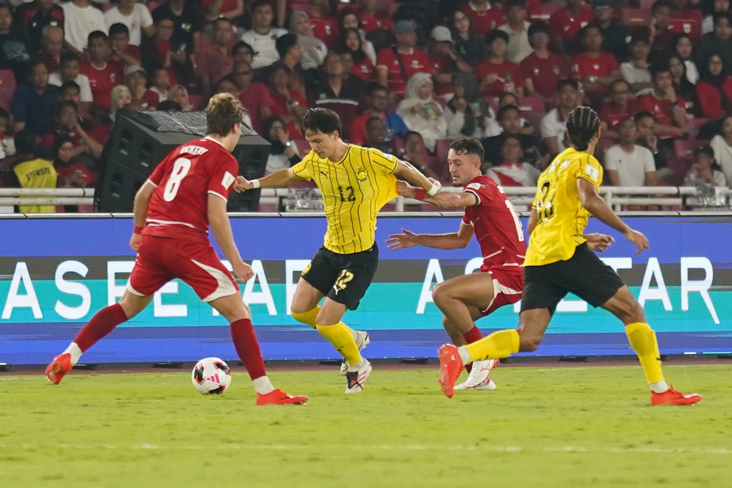 Pesepak bola Timnas Indonesia Ivar Jenner (kedua kanan) mengawal pesepak bola Timnas Malaysia Stuart Wilkin (kedua kiri) saat bertanding pada FIFA ASEAN Cup 2026 di Stadion Utama Gelora Bung Karno, Jakarta, Senin (28/9/2026). Pertandingan tersebut berakhir imbang dengan skor 0-0. 