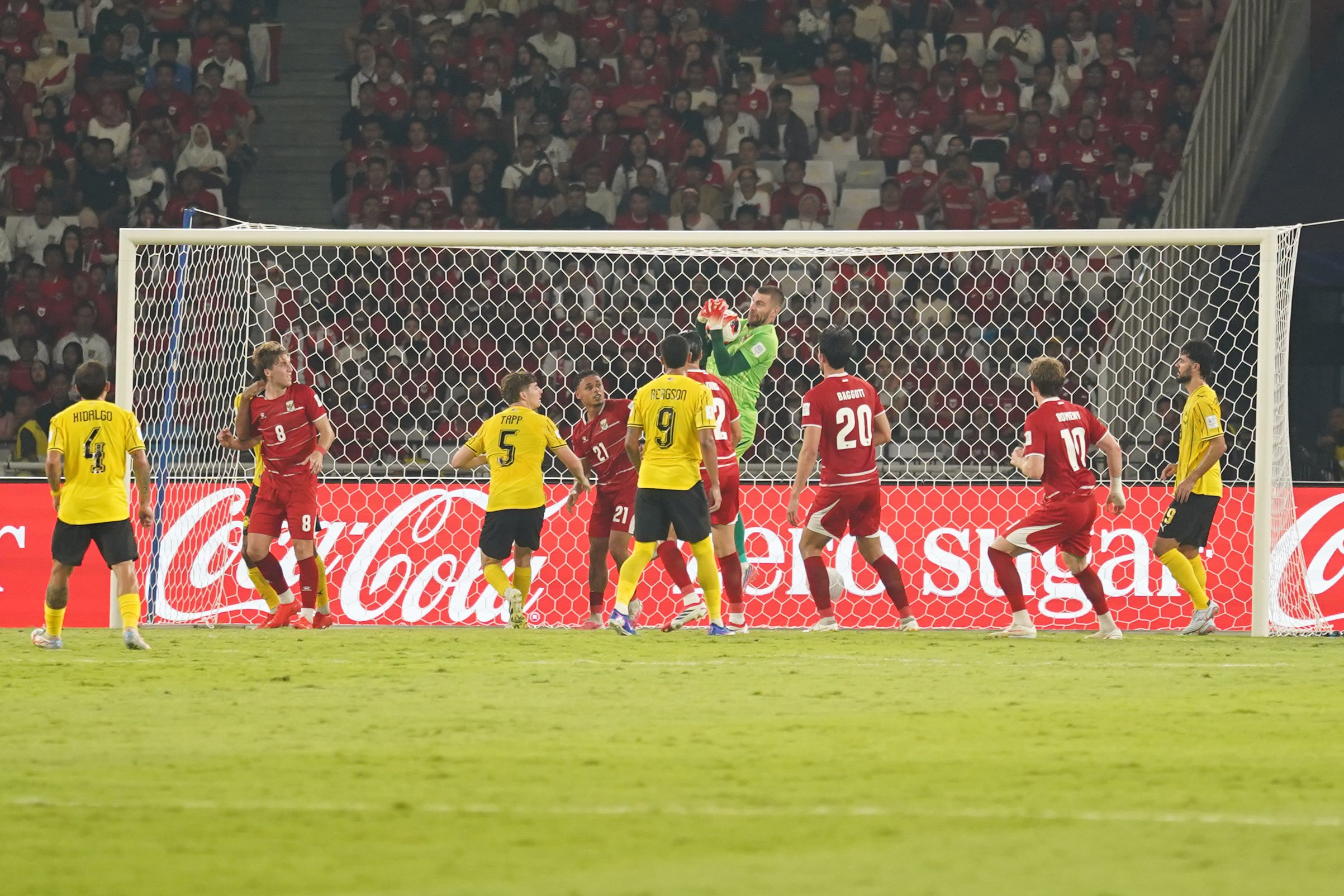 Penjaga gawang Timnas Indonesia Maarten Paes (tengah) menangkap bola tendangan dari pesepak bola Timnas Malaysia saat bertanding pada FIFA ASEAN Cup 2026 di Stadion Utama Gelora Bung Karno, Jakarta, Senin (28/9/2026). Pertandingan tersebut berakhir imbang dengan skor 0-0. 