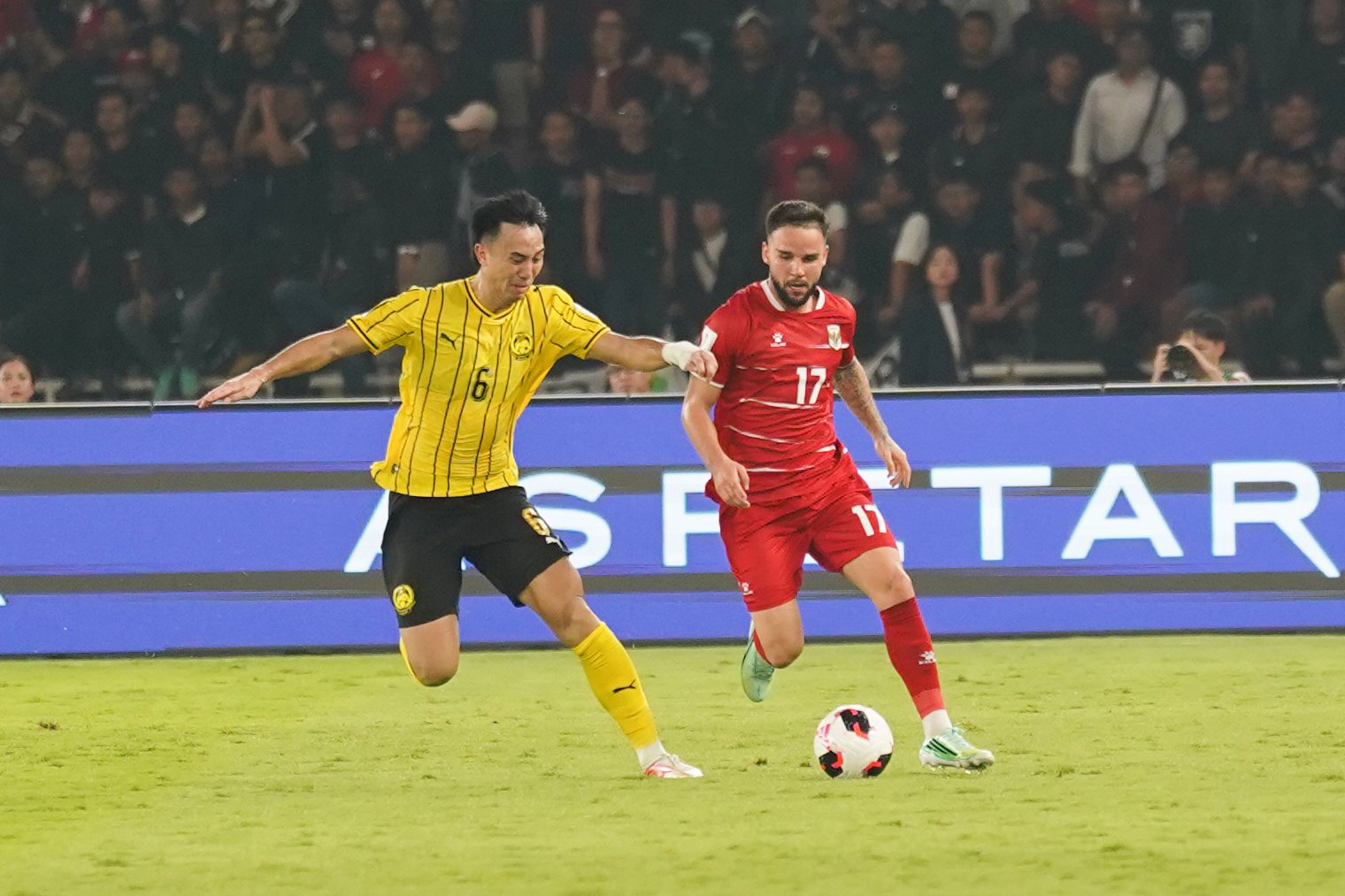 Pesepak bola Timnas Indonesia Calvin Verdonk (kanan) membawa bola yang dikawal oleh pesepak bola Timnas Malaysia Quentin Cheng saat bertanding pada FIFA ASEAN Cup 2026 di Stadion Utama Gelora Bung Karno, Jakarta, Senin (28/9/2026). Pertandingan tersebut berakhir imbang dengan skor 0-0. 