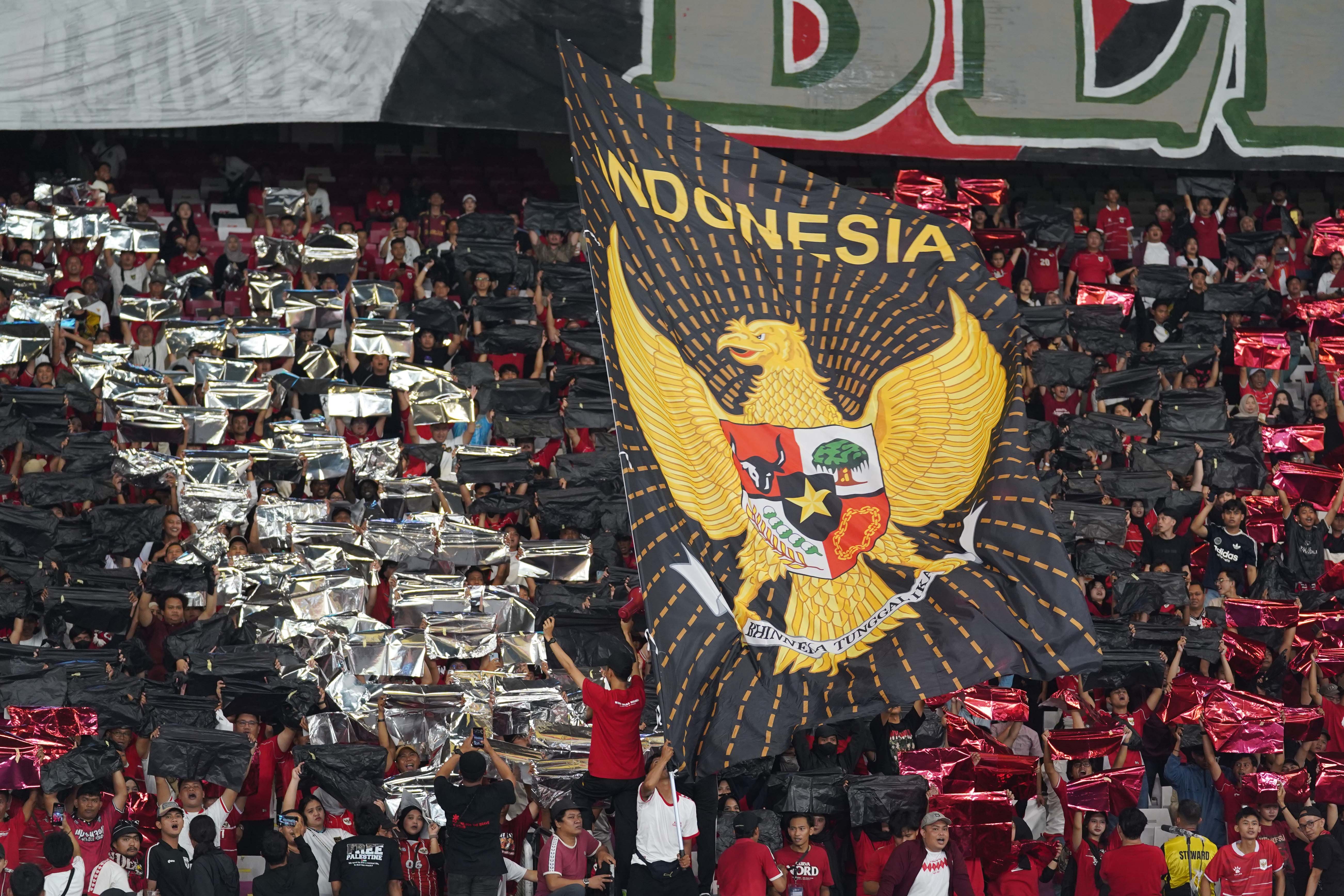 Suporter memberikan dukungan kepada Timnas Indonesia yang bertanding melawan Timnas Malaysia pada FIFA ASEAN Cup 2026 di Stadion Utama Gelora Bung Karno, Jakarta, Senin (28/9/2026). Pertandingan tersebut berakhir imbang dengan skor 0-0. 