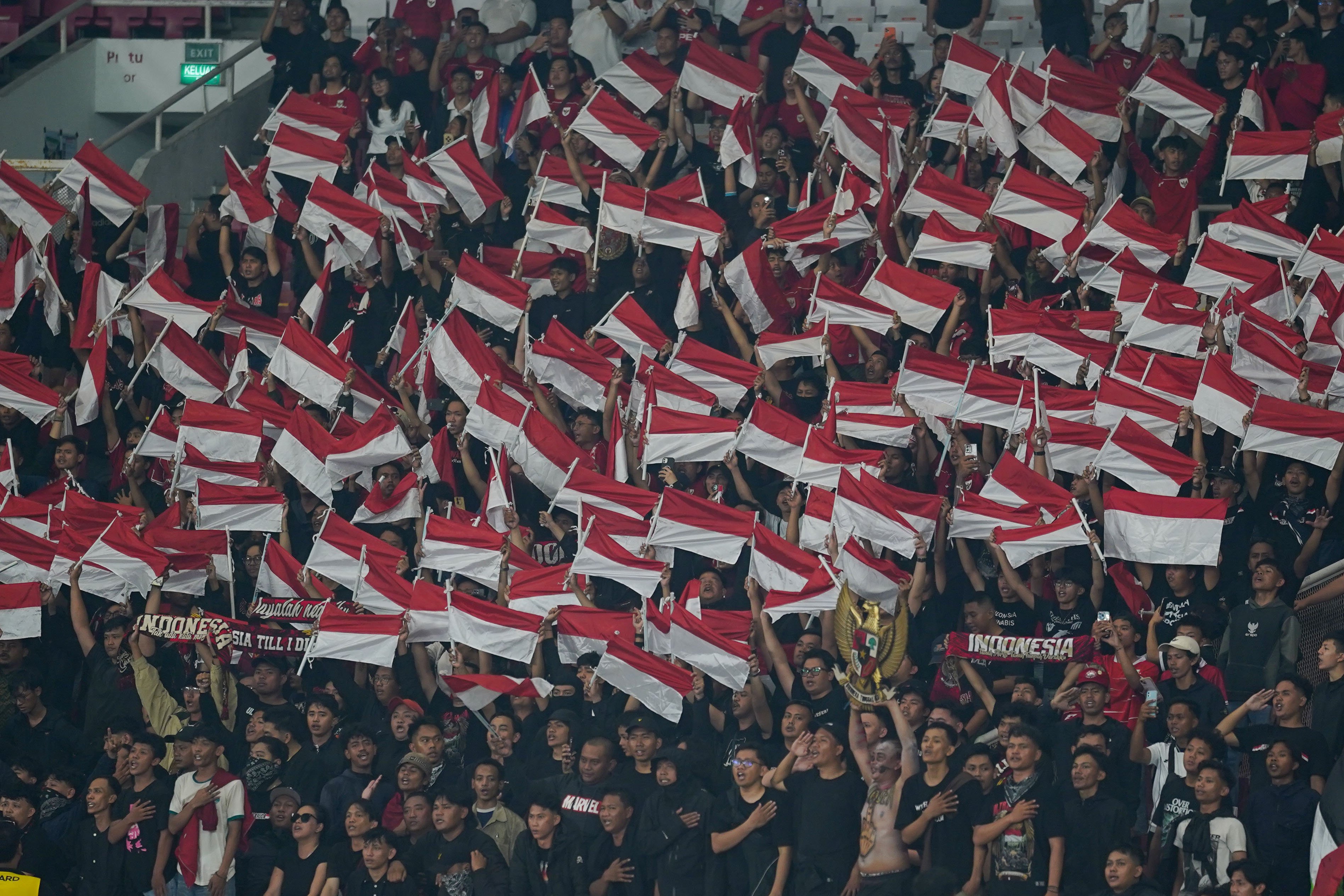 Suporter mengibarkan bendera Merah Putih saat memberikan dukungan kepada Timnas Indonesia yang bertanding melawan Timnas Malaysia pada FIFA ASEAN Cup 2026 di Stadion Utama Gelora Bung Karno, Jakarta, Senin (28/9/2026). Pertandingan tersebut berakhir imbang dengan skor 0-0. 