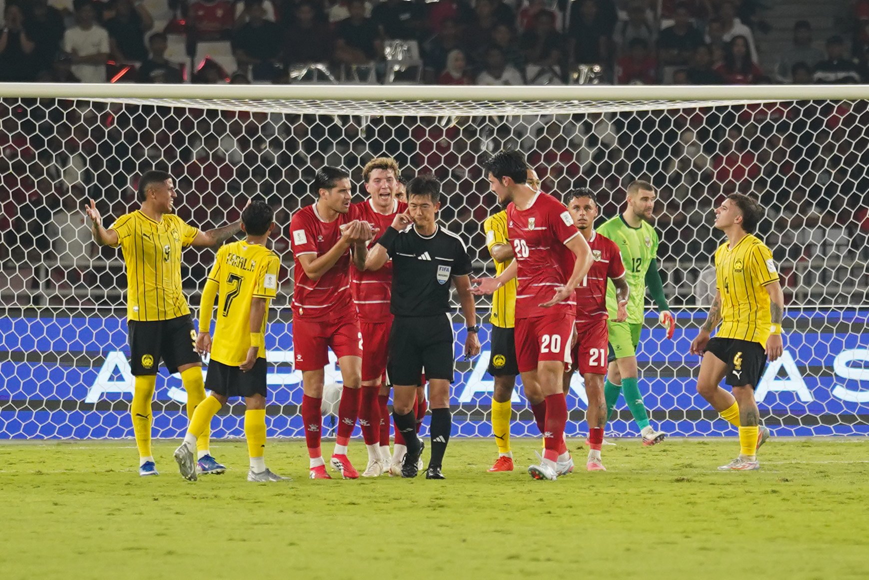 Sejumlah pesepak bola Timnas Indonesia melakukan aksi protes kepada Wasit Hyungjin Ko saat bertanding melawan Timnas Malaysia pada FIFA ASEAN Cup 2026 di Stadion Utama Gelora Bung Karno, Jakarta, Senin (28/9/2026). Pertandingan tersebut berakhir imbang dengan skor 0-0. 