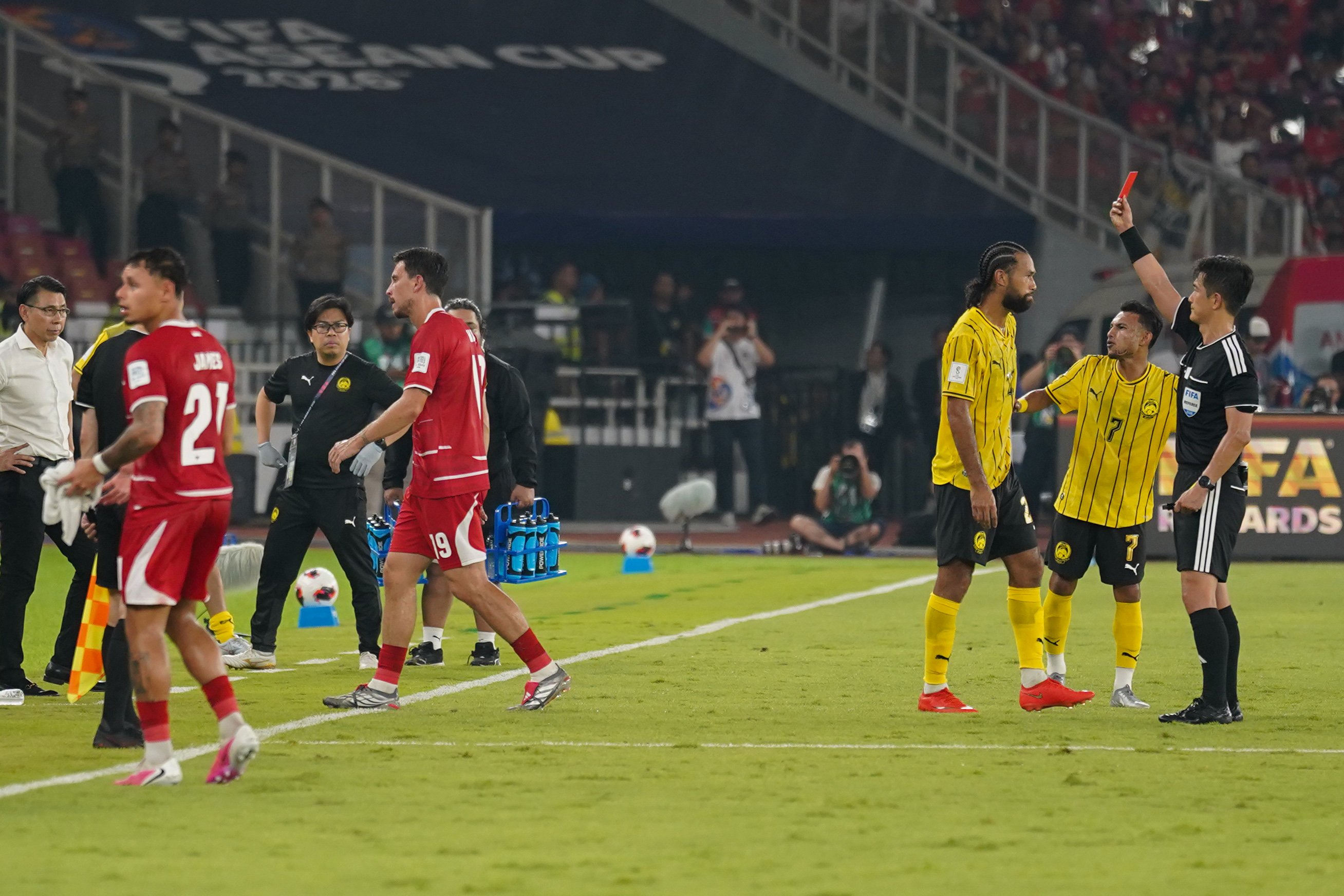 Wasit Hyungjin Ko (kanan) memberikan kartu merah kepada pesepak bola Timnas Indonesia Thom Haye (keempat kiri) yang melanggar pesepak bola Timnas Malaysia setelah mengecek Video Assistant Referee (VAR) pada FIFA ASEAN Cup 2026 di Stadion Utama Gelora Bung Karno, Jakarta, Senin (28/9/2026). Pertandingan tersebut berakhir imbang dengan skor 0-0. 
