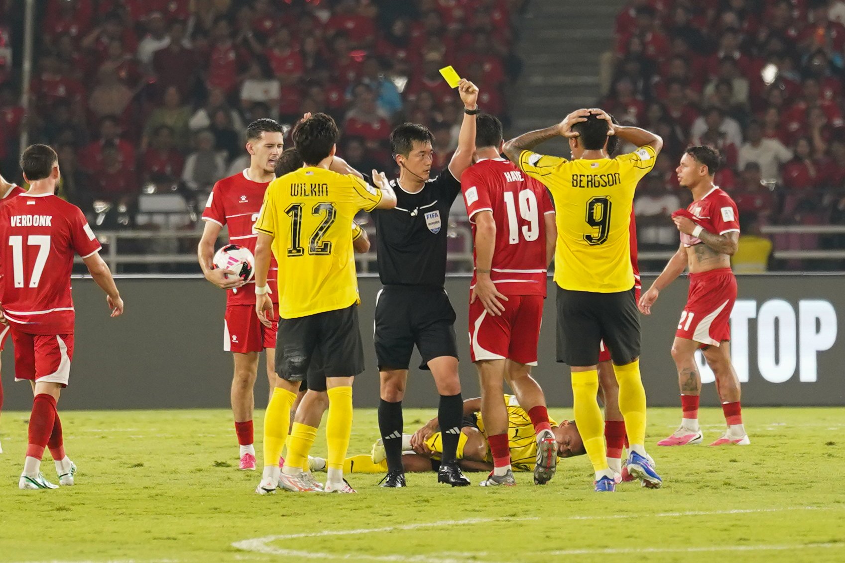 Wasit Hyungjin Ko (tengah) memberikan kartu kuning kepada pesepak bola Timnas Indonesia Thom Haye (ketiga kanan) yang melanggar pesepak bola Timnas Malaysia saat bertanding pada FIFA ASEAN Cup 2026 di Stadion Utama Gelora Bung Karno, Jakarta, Senin (28/9/2026). Pertandingan tersebut berakhir imbang dengan skor 0-0. 