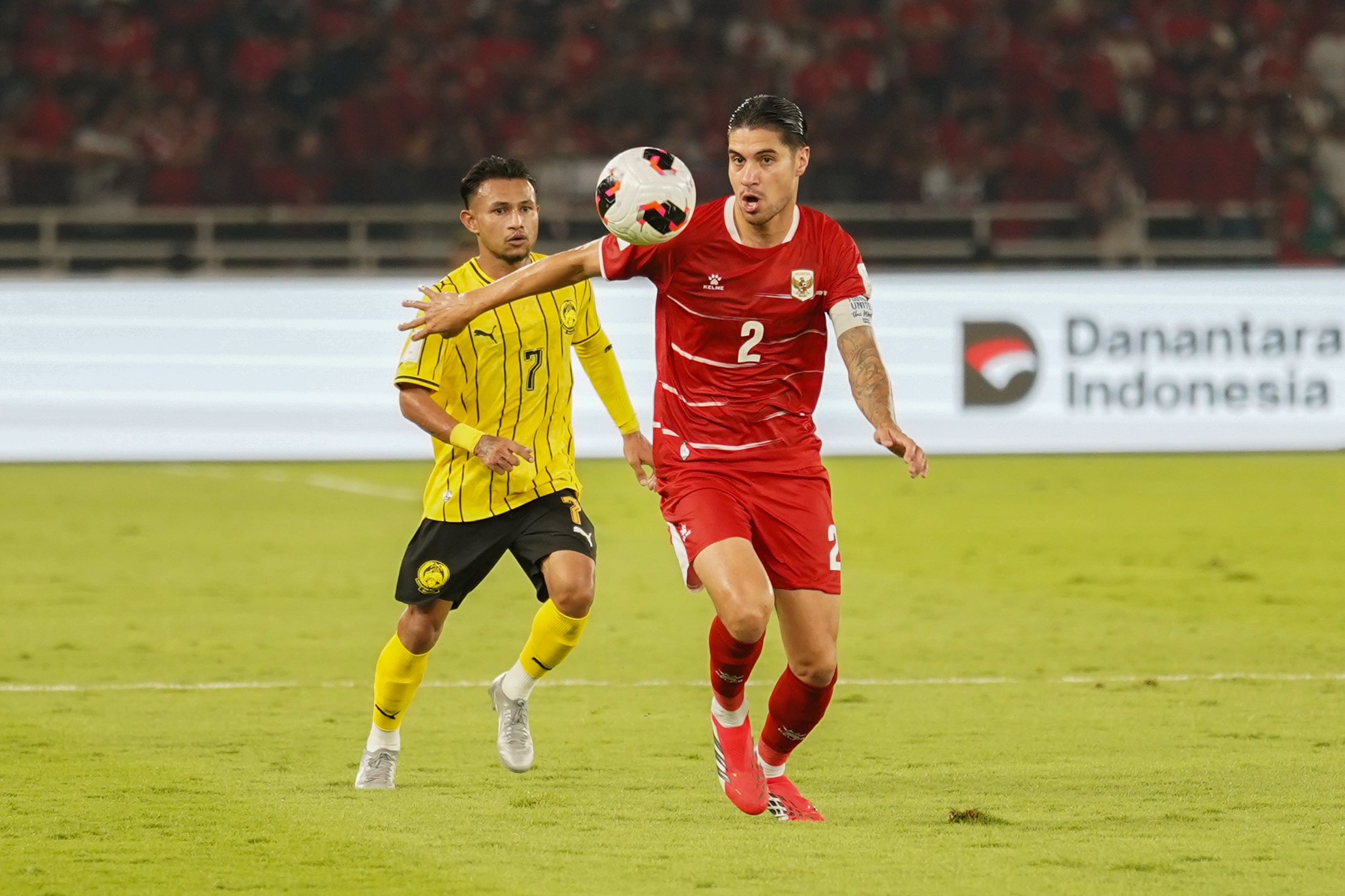 Pesepak bola Timnas Indonesia Kevin Diks (kanan) membawa bola yang dikawal oleh pesepak bola Timnas Malaysia Faisal Halim saat bertanding pada FIFA ASEAN Cup 2026 di Stadion Utama Gelora Bung Karno, Jakarta, Senin (28/9/2026). Pertandingan tersebut berakhir imbang dengan skor 0-0.