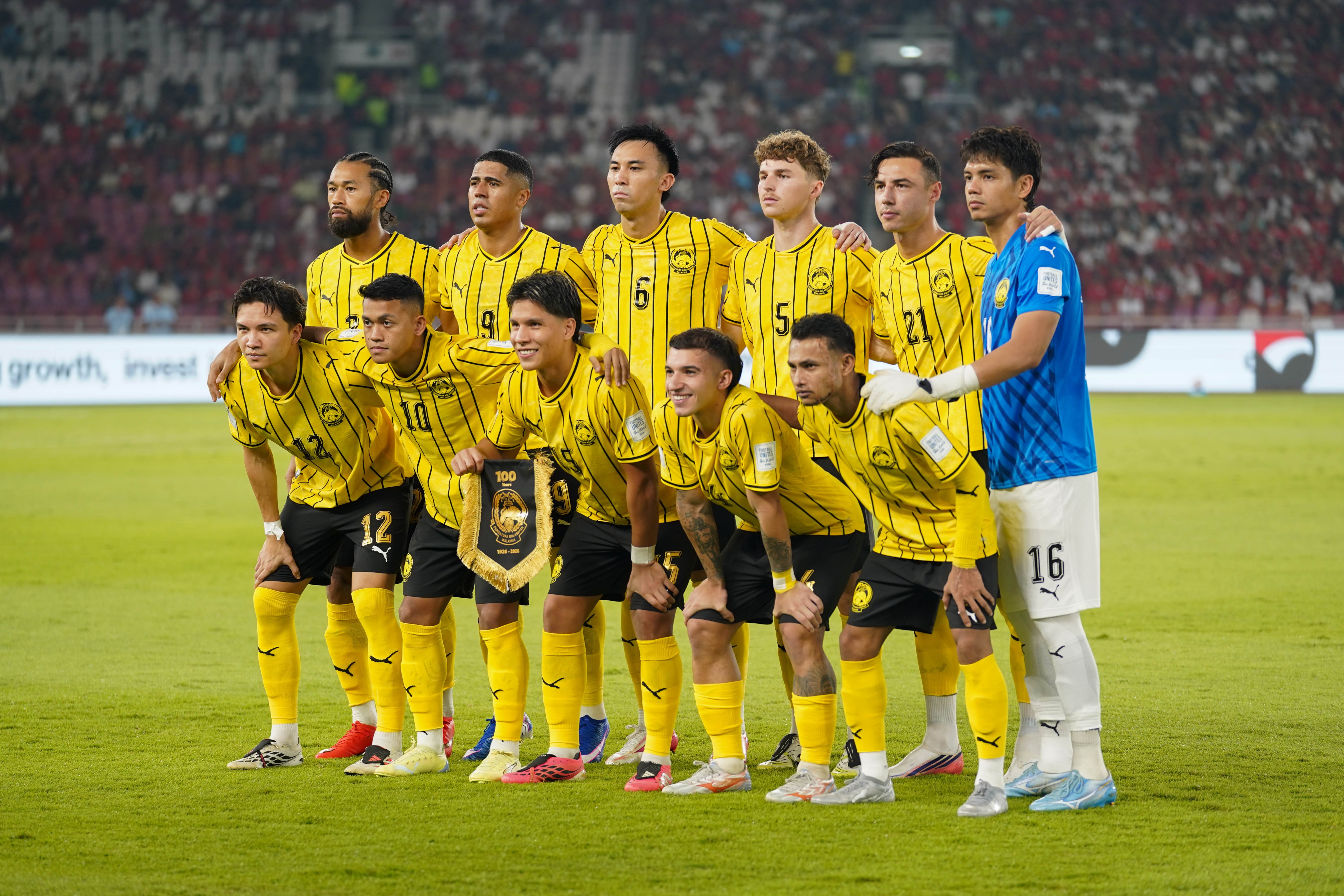 Pesepak bola Timnas Malaysia berfoto bersama sebelum bertanding melawan Timnas Indonesia pada FIFA ASEAN Cup 2026 di Stadion Utama Gelora Bung Karno, Jakarta, Senin (28/9/2026). Pertandingan tersebut berakhir imbang dengan skor 0-0.