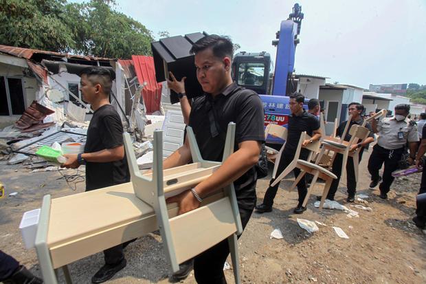 Petugas mengangkut barang saat pembongkaran bangunan di Lapas Kelas IIA Cibinong, Kabupaten Bogor, Jawa Barat, Rabu (30/9/2026). Komisi XIII DPR RI bersama Kementerian Imigrasi dan Pemasyarakatan membongkar 10 bangunan tidak berizin setelah meninjau langsung lapas tersebut.