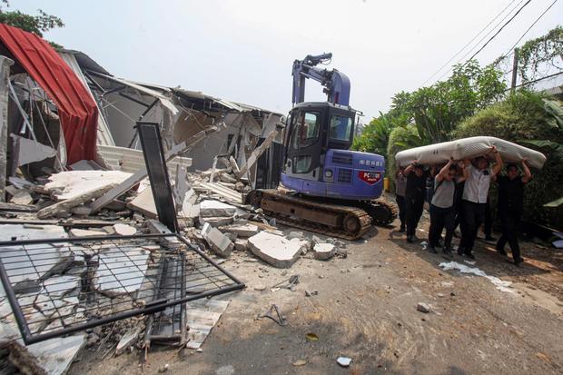 Petugas mengangkut barang saat pembongkaran bangunan di Lapas Kelas IIA Cibinong, Kabupaten Bogor, Jawa Barat, Rabu (30/9/2026). Komisi XIII DPR RI bersama Kementerian Imigrasi dan Pemasyarakatan membongkar 10 bangunan tidak berizin setelah meninjau langsung lapas tersebut.