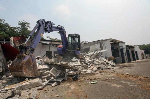 Petugas menggunakan alat berat membongkar bangunan di Lapas Kelas IIA Cibinong, Kabupaten Bogor, Jawa Barat, Rabu (30/9/2026). Komisi XIII DPR RI bersama Kementerian Imigrasi dan Pemasyarakatan membongkar 10 bangunan tidak berizin setelah meninjau langsung lapas tersebut.