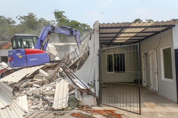 Petugas menggunakan alat berat membongkar bangunan di Lapas Kelas IIA Cibinong, Kabupaten Bogor, Jawa Barat, Rabu (30/9/2026). Komisi XIII DPR RI bersama Kementerian Imigrasi dan Pemasyarakatan membongkar 10 bangunan tidak berizin setelah meninjau langsung lapas tersebut.