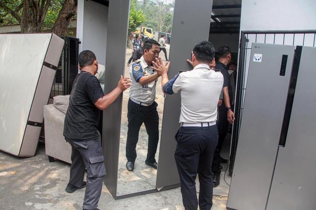 Petugas mengangkut barang saat pembongkaran bangunan di Lapas Kelas IIA Cibinong, Kabupaten Bogor, Jawa Barat, Rabu (30/9/2026). Komisi XIII DPR RI bersama Kementerian Imigrasi dan Pemasyarakatan membongkar 10 bangunan tidak berizin setelah meninjau langsung lapas tersebut.