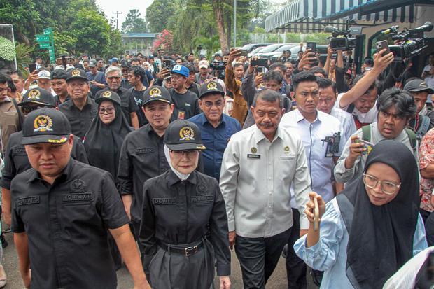 Direktur Jenderal Pemasyarakatan (Dirjenpas) Kementerian Imigrasi dan Pemasyarakatan (Imipas) Mashudi (ketiga kanan) bersama sejumlah anggota Komisi XIII DPR RI melakukan inspeksi mendadak (sidak) di Lapas Kelas IIA Cibinong, Kabupaten Bogor, Jawa Barat, Rabu (30/9/2026). Komisi XIII DPR RI bersama Direktorat Jenderal Pemasyarakatan meninjau lapas tersebut sebagai tindak lanjut atas sidak Ombudsman RI pada 23 September 2026, yang menemukan dugaan fasilitas mewah di area lapas, seperti sofa, televisi, hingga