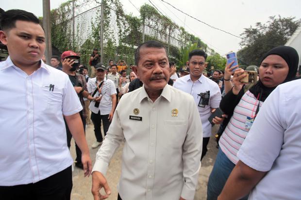 Direktur Jenderal Pemasyarakatan (Dirjenpas) Kementerian Imigrasi dan Pemasyarakatan (Imipas) Mashudi (tengah) mendampingi Komisi XIII DPR RI melakukan inspeksi mendadak (sidak) di Lapas Kelas IIA Cibinong, Kabupaten Bogor, Jawa Barat, Rabu (30/9/2026). Komisi XIII DPR RI bersama Direktorat Jenderal Pemasyarakatan meninjau lapas tersebut sebagai tindak lanjut atas sidak Ombudsman RI pada 23 September 2026, yang menemukan dugaan fasilitas mewah di area lapas, seperti sofa, televisi, hingga kulkas berisi minu