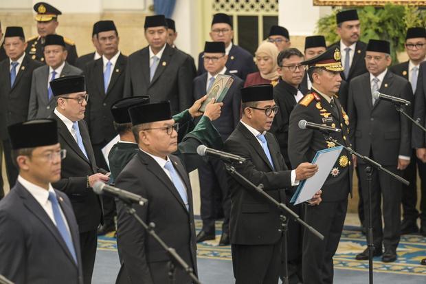 Ketua Ombudsman Nuzran Joher (kedua kanan) mengucap sumpah saat pelantikan Menteri, Wamen dan Kepala Lembaga Kabinet Merah Putih di Istana Negara, Jakarta, Kamis (1/10/2026). Presiden Prabowo Subianto melantik sejumlah Menteri dan Wakil menteri serta Kepala Badan, Kapolri dan Wakapolri, Ketua dan Anggota Ombudsman.