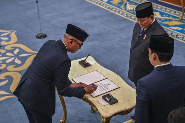 Presiden Prabowo Subianto menyaksikan penandatangan pelantikan Menteri Luar Negeri Arrmanatha Nasir (kiri) saat pelantikan di Istana Negara, Jakarta, Kamis (1/10/2026). Presiden Prabowo Subianto melantik sejumlah Menteri dan Wakil Menteri serta Kepala Badan, Kapolri dan Wakapolri, Ketua dan Anggota Ombudsman.