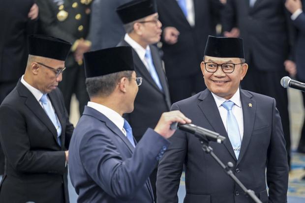 Menko Bidang Politik dan Keamanan Dudung Abdurachman (kanan) berbincang dengan Menko Bidang Pembangunan Manusia dan Kebudayaan (PMK) Sugiono (tengah) saat pelantikan Menteri, Wamen dan Kepala Lembaga Kabinet Merah Putih di Istana Negara, Jakarta, Kamis (1/10/2026). Presiden Prabowo Subianto melantik sejumlah Menteri dan Wakil menteri serta Kepala Badan, Kapolri dan Wakapolri, Ketua dan Anggota Ombudsman.