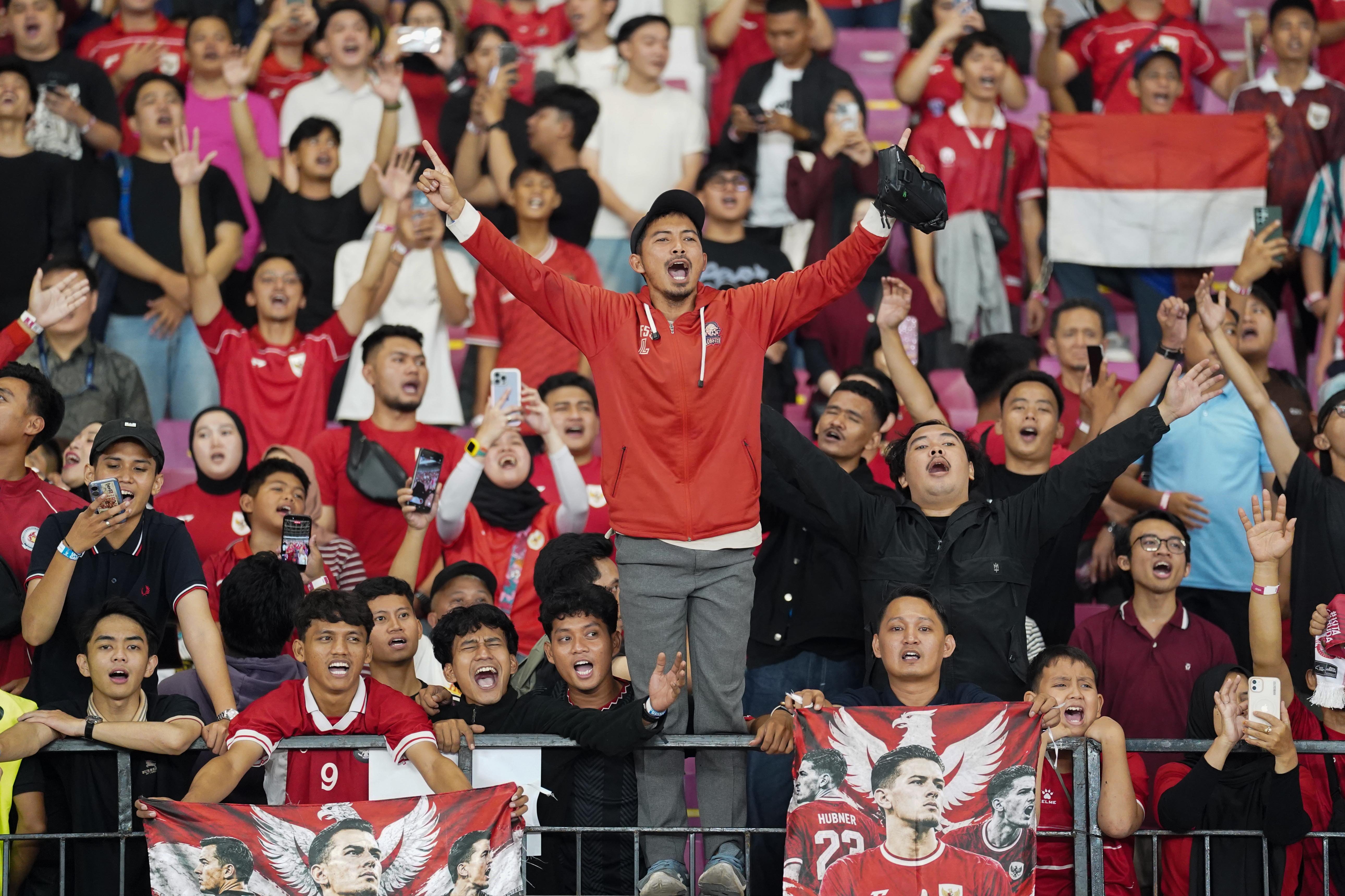Suporter memberikan dukungan kepada Timnas Indonesia yang bertanding melawan Timnas Bangladesh pada FIFA ASEAN Cup 2026 di Stadion Utama Gelora Bung Karno, Jakarta, Kamis (1/10/2026). Timnas Indonesia menang dengan skor 9-2 dan memastikan skuad asuhan pelatih John Herdman melaju ke babak final.