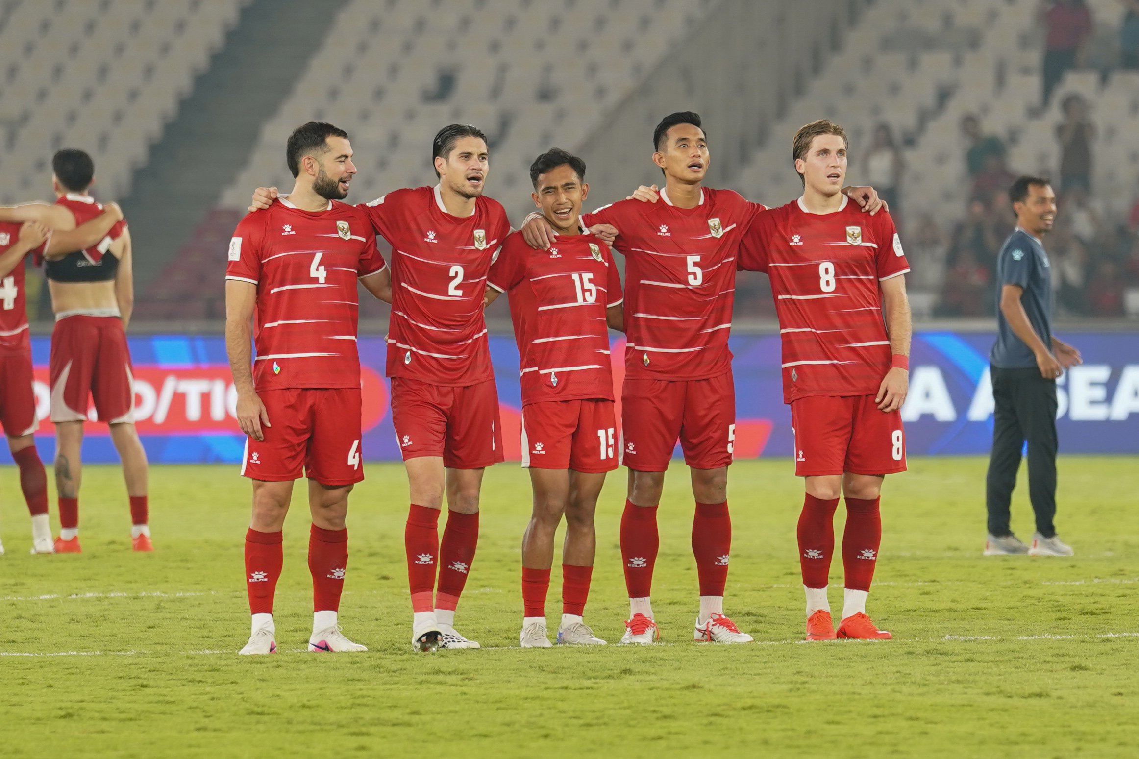 Dari kiri ke kanan pesepak bola Timnas Indonesia Jordi Amat, Kevin Diks, Rayhan Hannan, Rizky Ridho dan Luke Vickery menyanyikan lagu Tanah Airku usai memenangkan pertandingan dari Timnas Bangladesh pada FIFA ASEAN Cup 2026 di Stadion Utama Gelora Bung Karno, Jakarta, Kamis (1/10/2026). Timnas Indonesia menang dengan skor 9-2 dan memastikan skuad asuhan pelatih John Herdman melaju ke babak final.