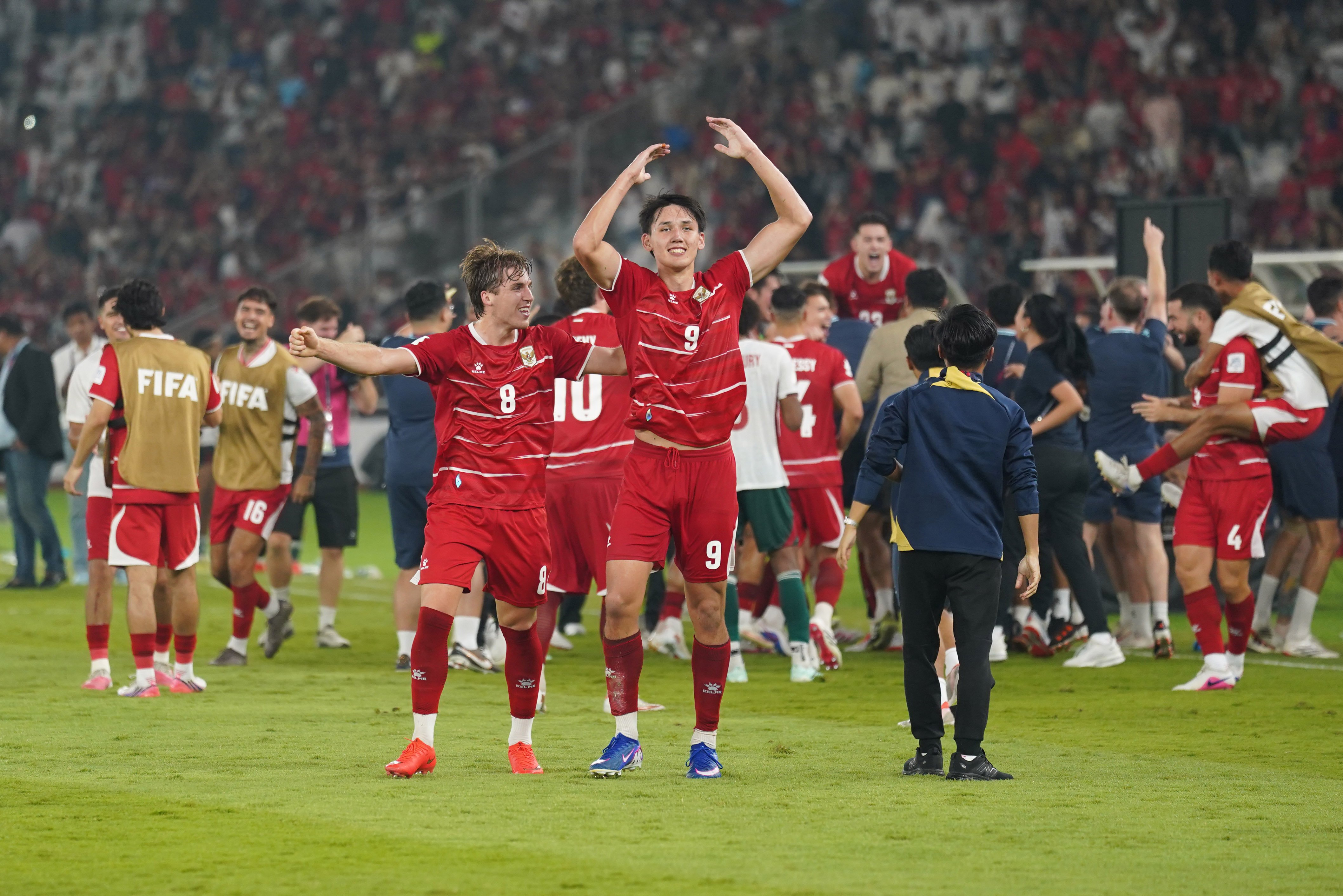 Pesepak bola Timnas Indonesia Mitchell Baker (tengah) bersama Luke Vickery (ketiga kiri) berselebrasi usai memenangkan pertandingan dari Timnas Bangladesh pada FIFA ASEAN Cup 2026 di Stadion Utama Gelora Bung Karno, Jakarta, Kamis (1/10/2026). Timnas Indonesia menang dengan skor 9-2 dan memastikan skuad asuhan pelatih John Herdman melaju ke babak final.