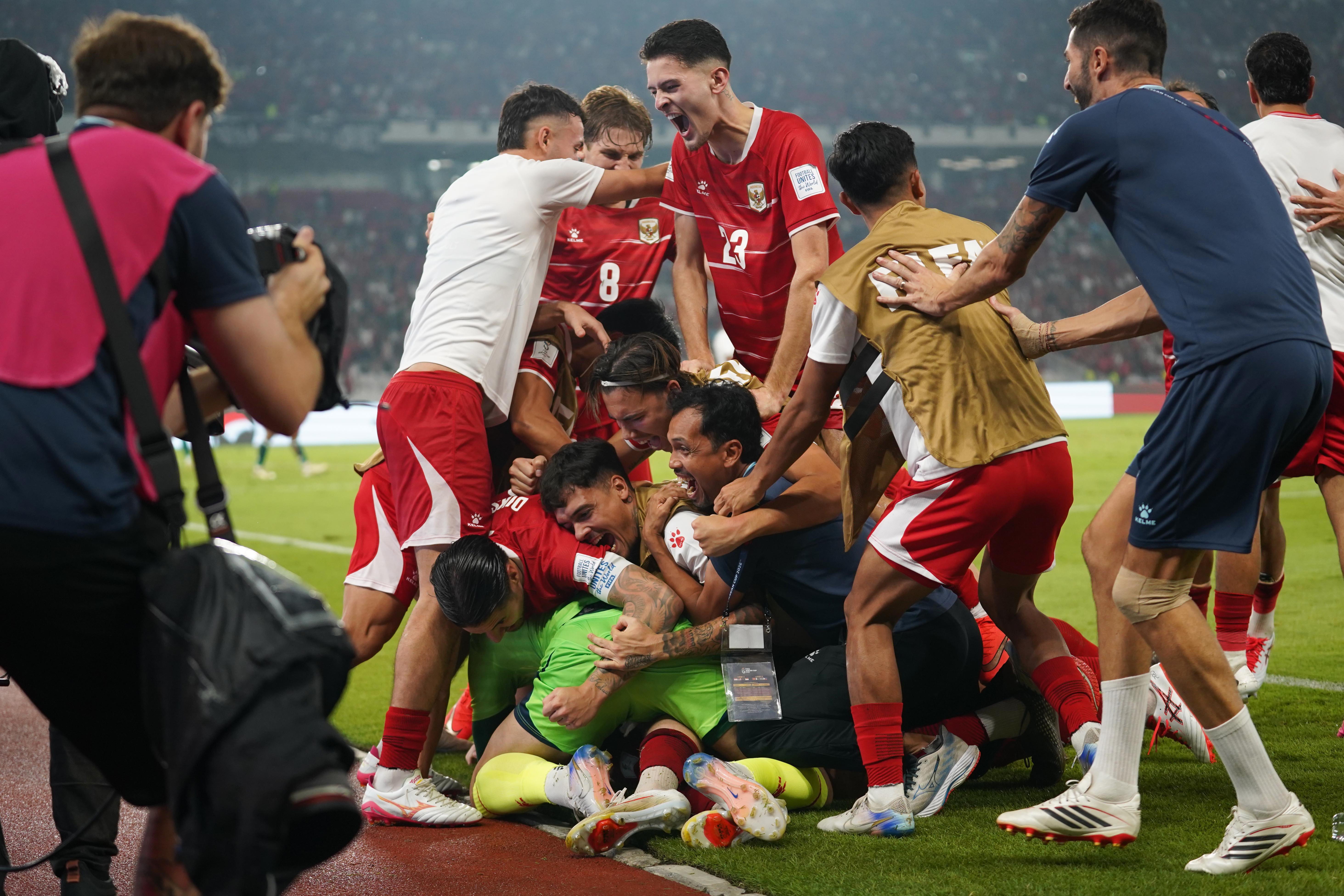 Sejumlah pesepak bola Timnas Indonesia berselebrasi usai mencetak gol ke gawang Timnas Bangladesh saat bertanding pada FIFA ASEAN Cup 2026 di Stadion Utama Gelora Bung Karno, Jakarta, Kamis (1/10/2026). Pertandingan tersebut dimenangkan oleh Timnas Indonesia dengan skor 9-2 dan memastikan skuad asuhan pelatih John Herdman melaju ke babak final.