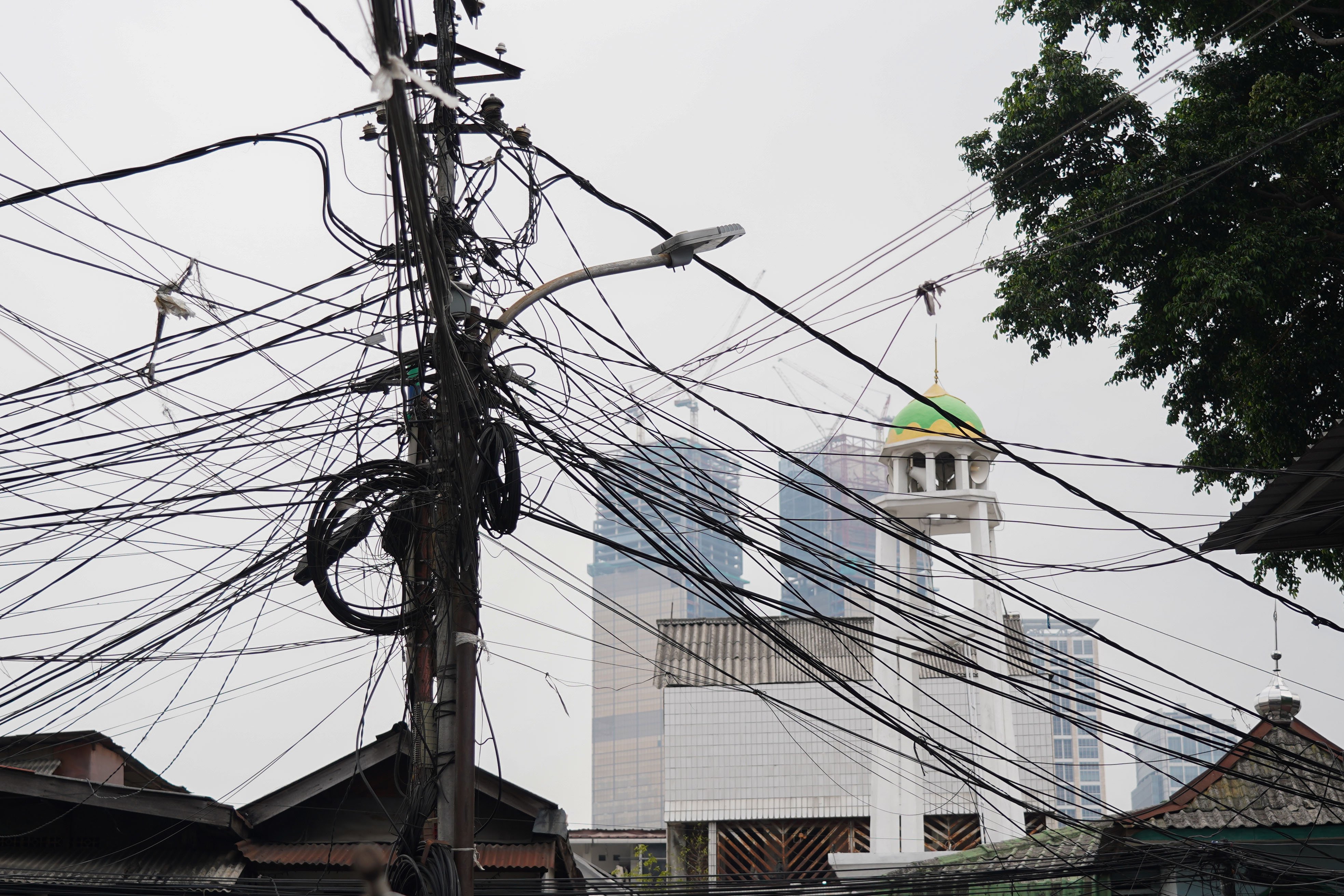 Kabel semrawut yang berada di kawasan Jalan Lontar Raya, Kebon Kacang, Tanah Abang, Jakarta Pusat, Rabu (30/9/2026). Pemerintah Provinsi DKI Jakarta menargetkan seluruh kabel udara di Ibu Kota dapat diturunkan ke bawah tanah dalam lima tahun ke depan sebagai upaya memperbaiki wajah kota agar lebih rapi, aman dan nyaman bagi masyarakat.